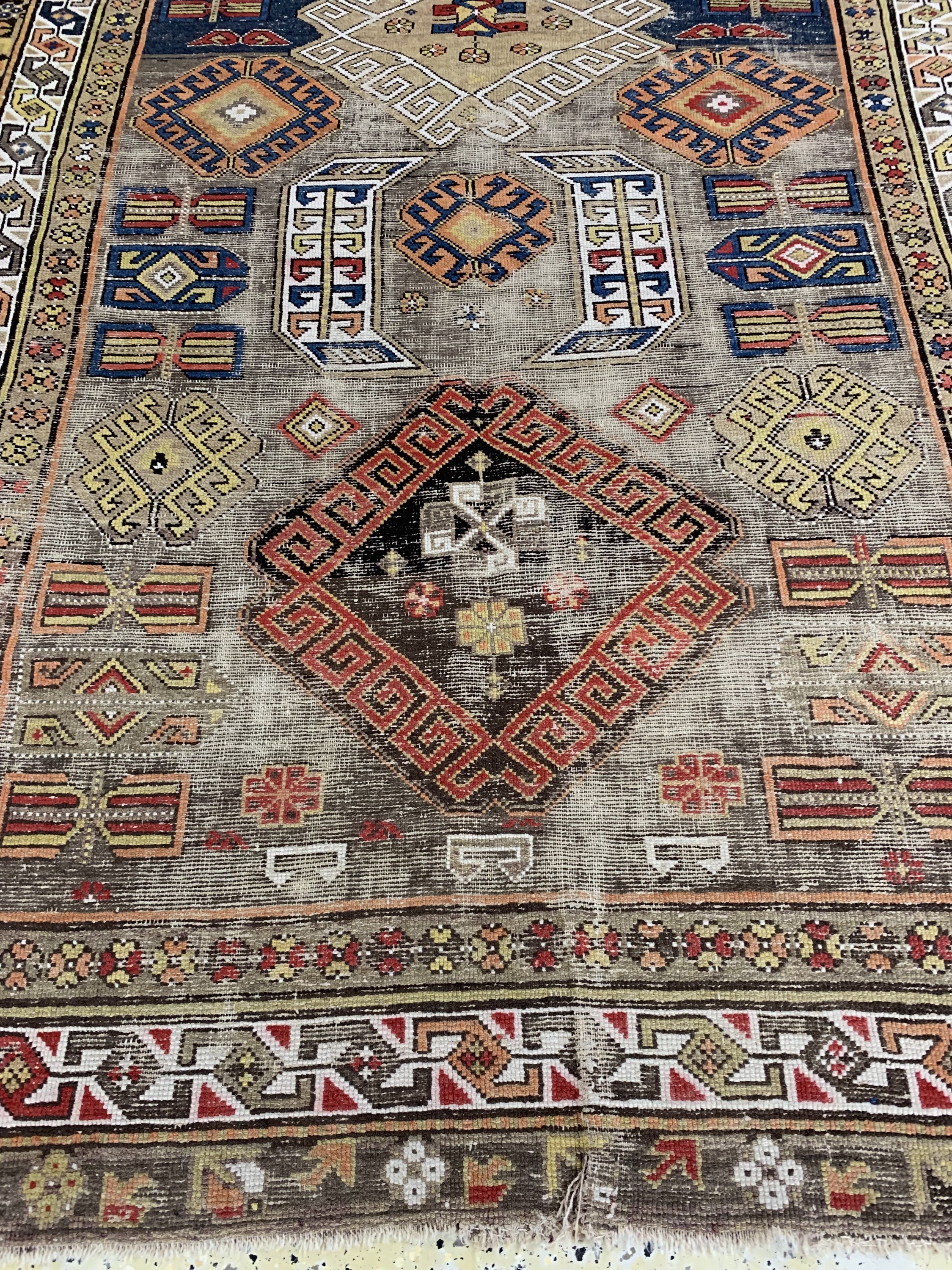 Detail f: Karabagh antik, Turkmenistan, 19.Jhd, Wolleauf Wolle, ca. 300 x 165 cm, EHZ: 4(Risse & Löcher)