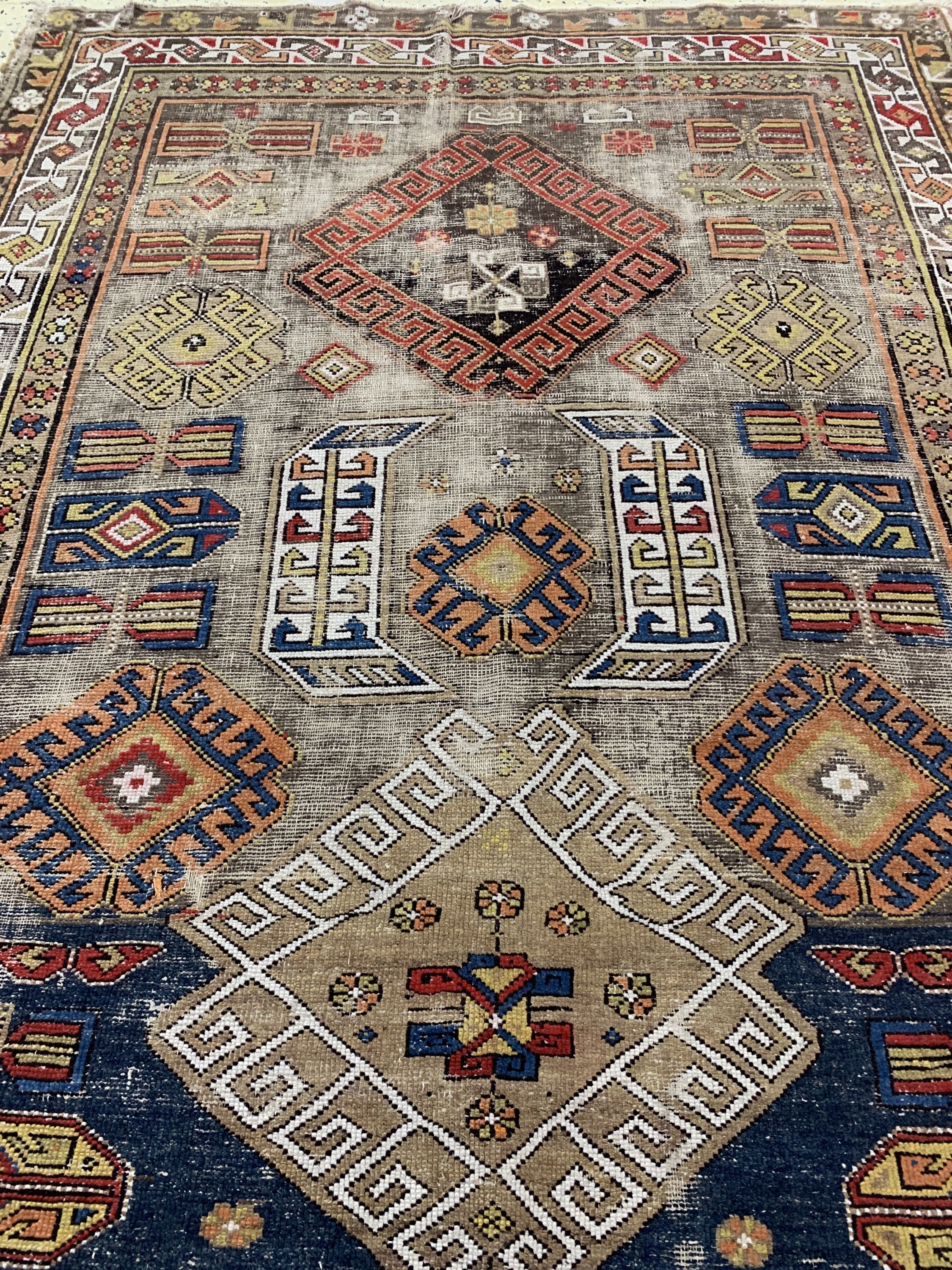 Detail g: Karabagh antik, Turkmenistan, 19.Jhd, Wolleauf Wolle, ca. 300 x 165 cm, EHZ: 4(Risse & Löcher)