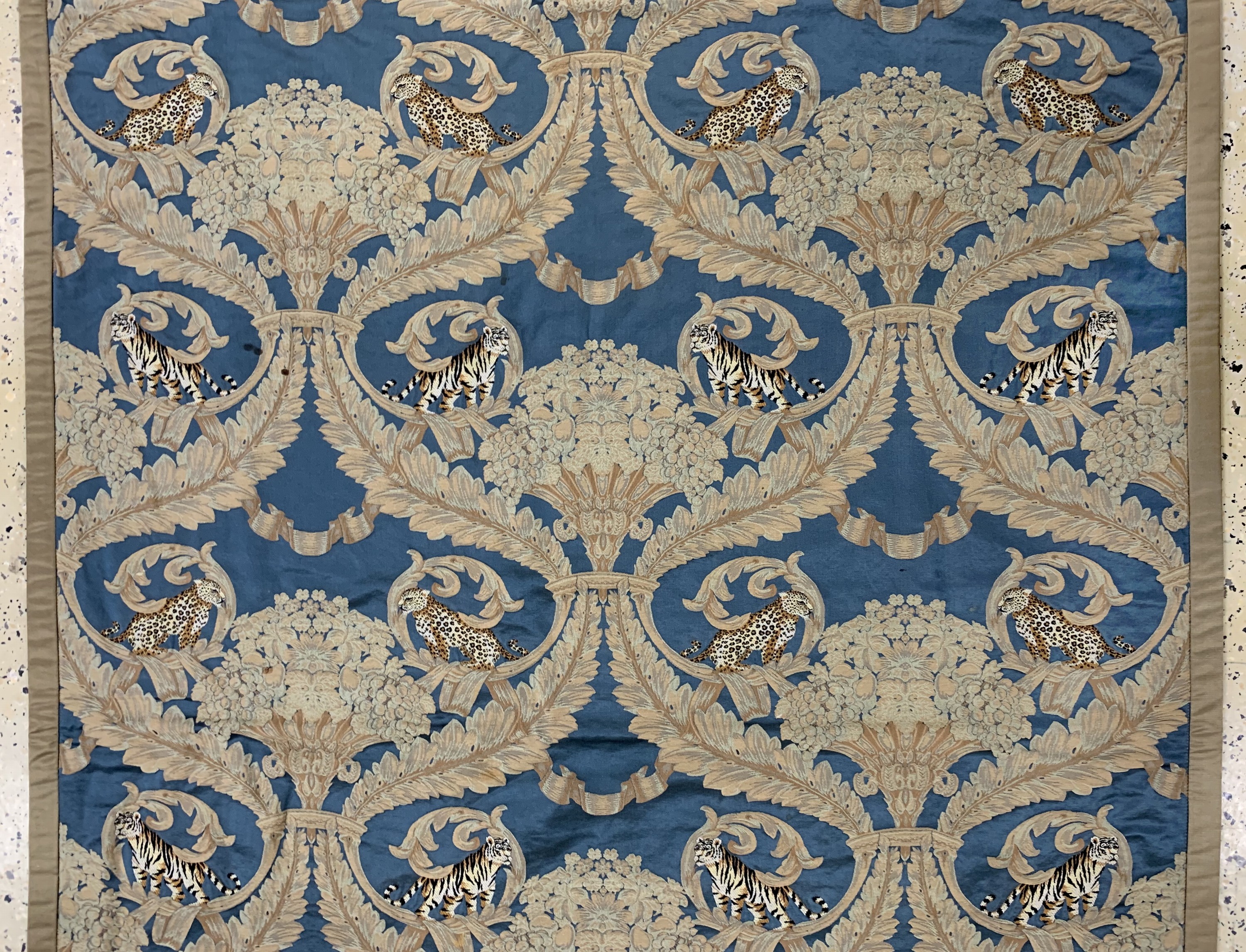 Detail b: Wandbehang-bestickt, Europa, Mitte 20.Jhd, Baumwolle, ca. 310 x 127 cm, EHZ: 2(kleine Flecken)
