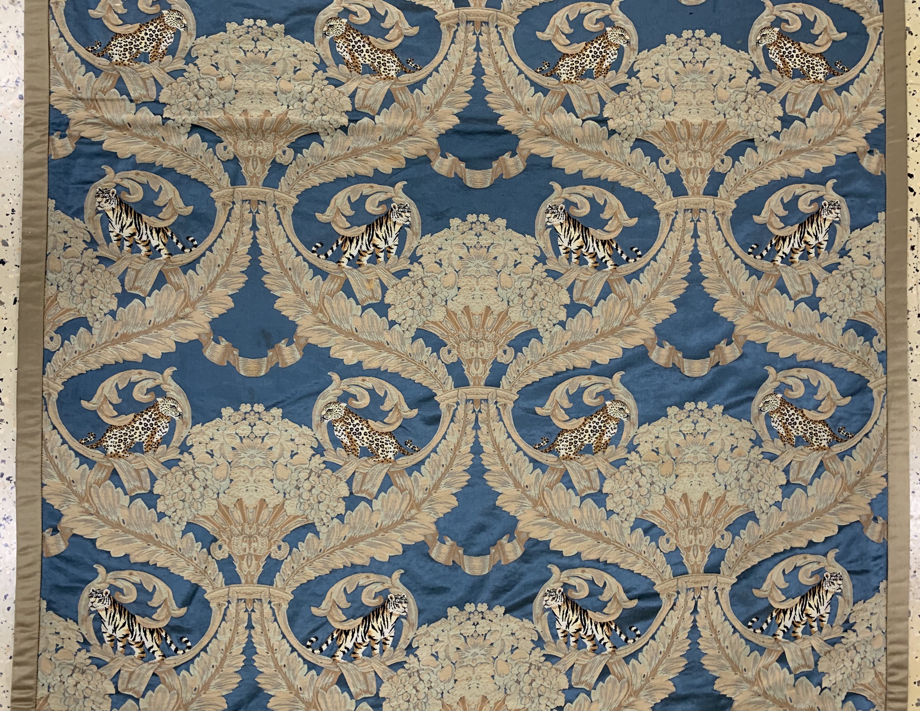 Detail c: Wandbehang-bestickt, Europa, Mitte 20.Jhd, Baumwolle, ca. 310 x 127 cm, EHZ: 2(kleine Flecken)