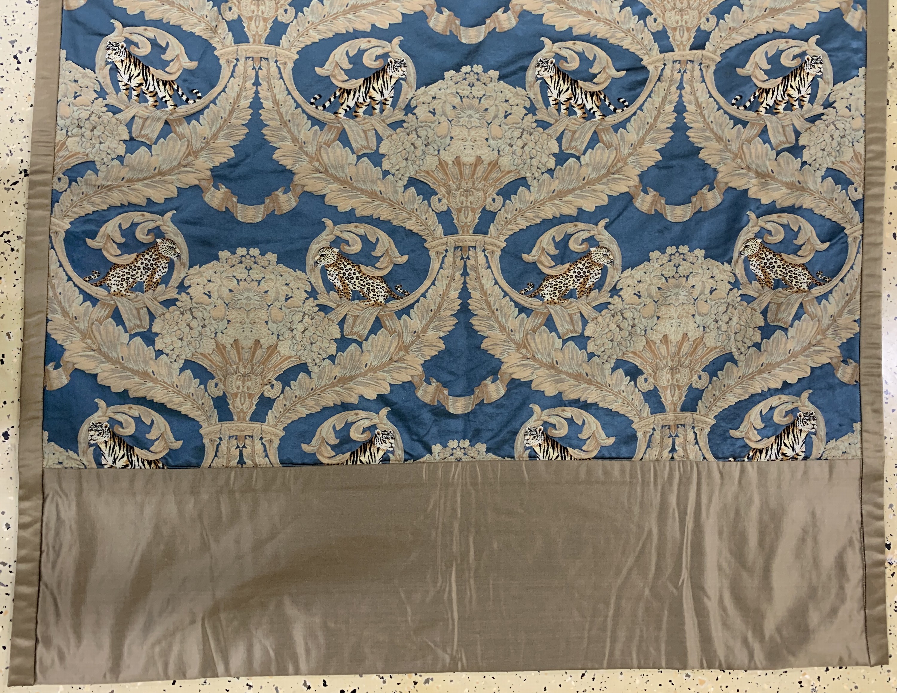 Detail d: Wandbehang-bestickt, Europa, Mitte 20.Jhd, Baumwolle, ca. 310 x 127 cm, EHZ: 2(kleine Flecken)