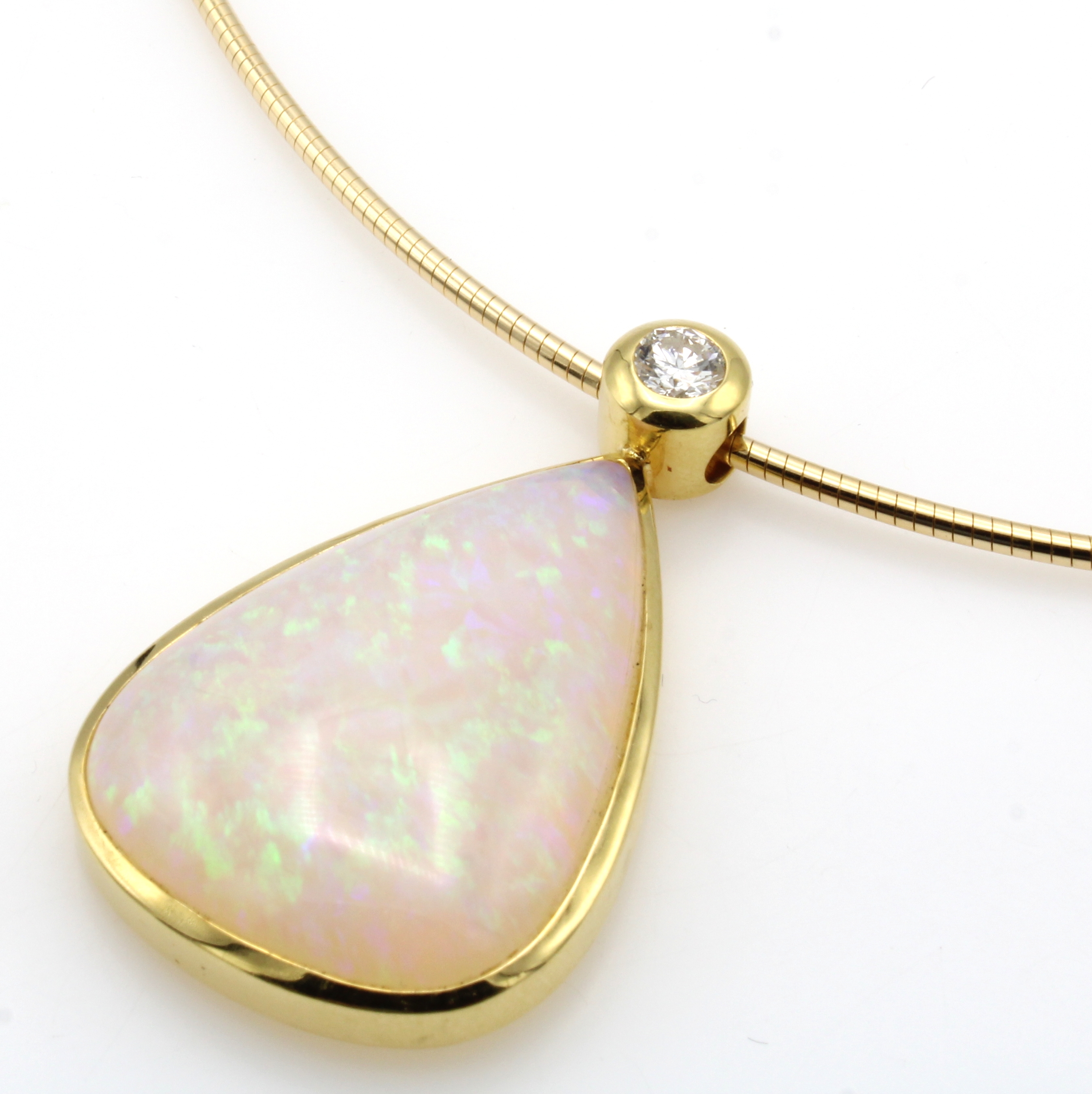 Image 26967853 - Anhänger mit Opal und Brillant an Omegareif, GG 750/000, Opaltropfen m. schönem ...