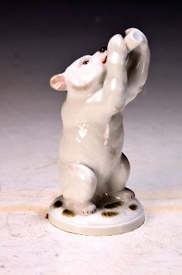 Image Porzellanfigur Bärenjunges mit Flasche, Meissen, Entw. Erich Oehme, Porzellan, Nr. ...