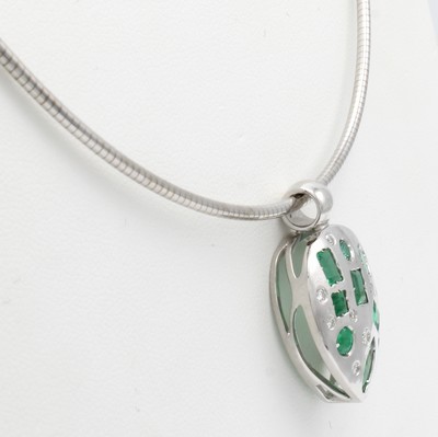 26967830a - Anhänger mit Smaragden und Brillanten an Omegareif, WG 585/000, Tropfenform, Smaragde ...