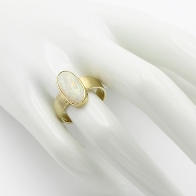 26967834a - Ring mit Opal, GG 585/000, z.T. matt., ovaler Opal ca. 2.7 ct, RW ca. 58 Schätzpreis: ...