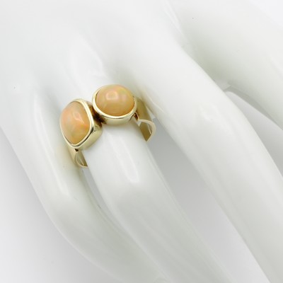 26967836a - Ring mit Opalen, GG 585/000, 2 Opale in versch. Formen zus. ca. 3.3 ct, RW ca. 57 ...