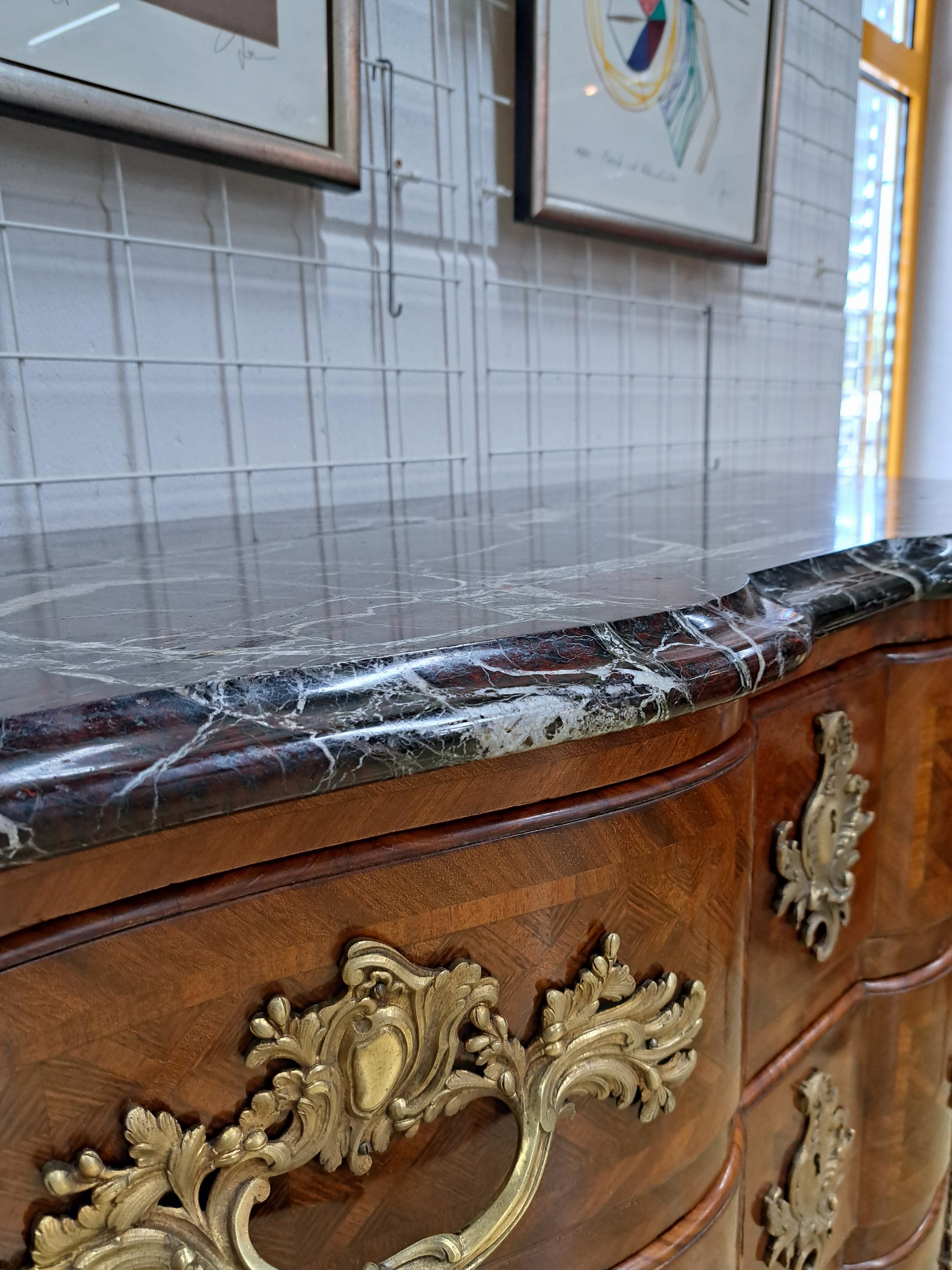 Detail d: Kommode, Louis XIV, Frankreich, um 1900, Mahagonifurnier, dreischübiger Korpus, mit Marmorplatte, doppelt geschweifte Front, Front und Seiten mit ...