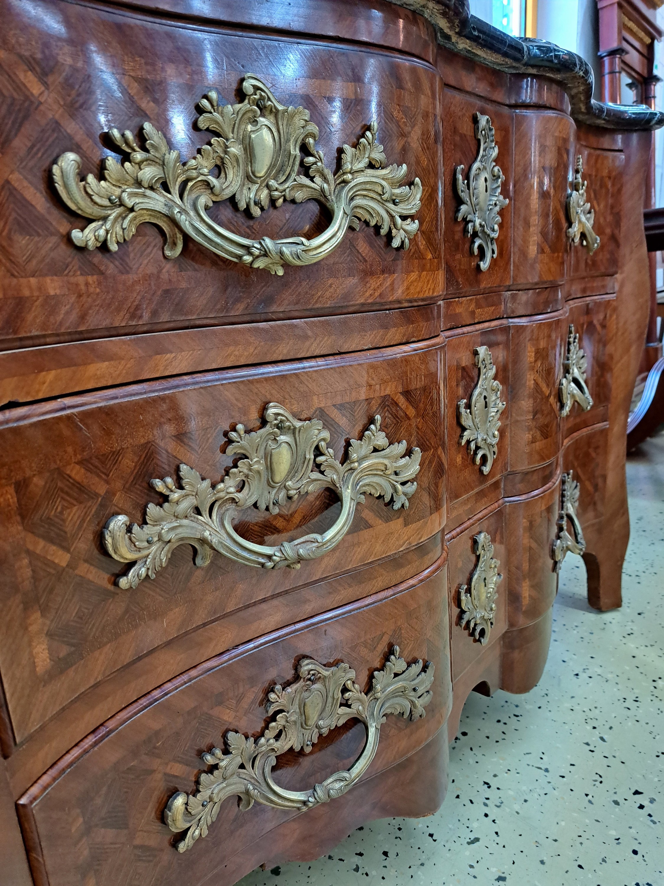 Detail e: Kommode, Louis XIV, Frankreich, um 1900, Mahagonifurnier, dreischübiger Korpus, mit Marmorplatte, doppelt geschweifte Front, Front und Seiten mit ...