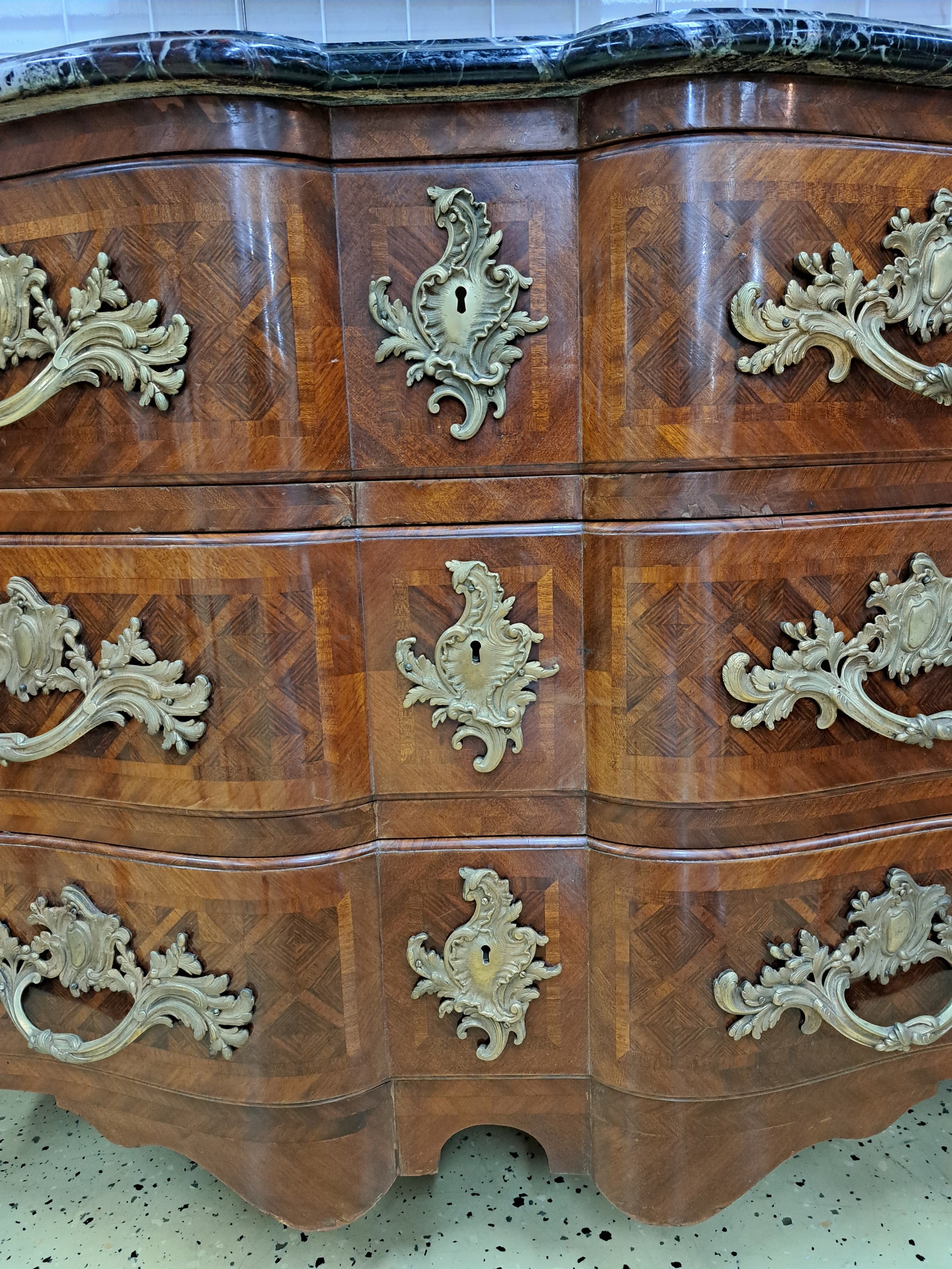 Detail f: Kommode, Louis XIV, Frankreich, um 1900, Mahagonifurnier, dreischübiger Korpus, mit Marmorplatte, doppelt geschweifte Front, Front und Seiten mit ...