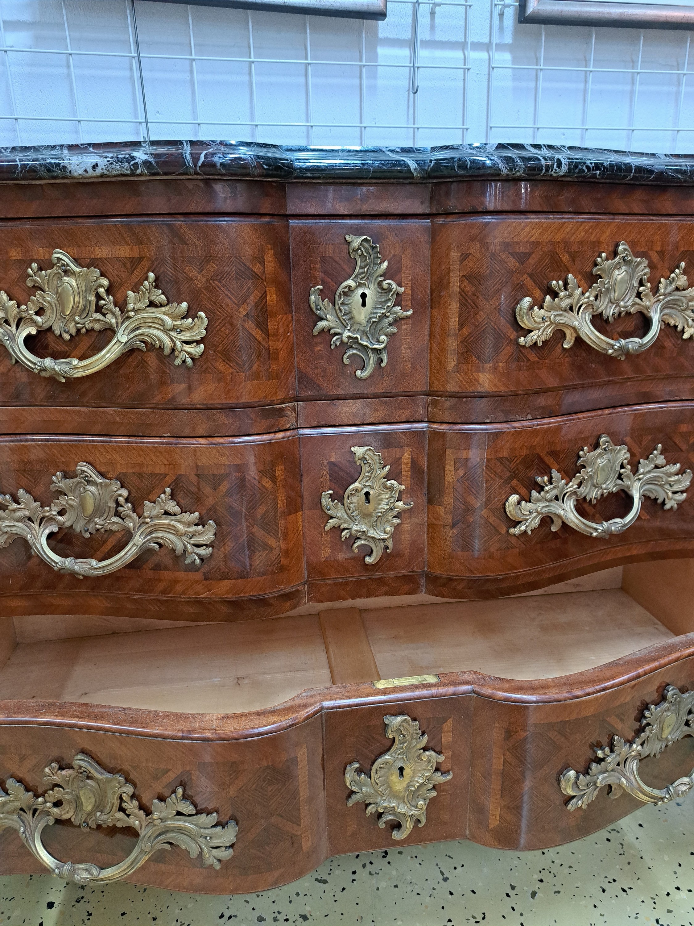 Detail g: Kommode, Louis XIV, Frankreich, um 1900, Mahagonifurnier, dreischübiger Korpus, mit Marmorplatte, doppelt geschweifte Front, Front und Seiten mit ...