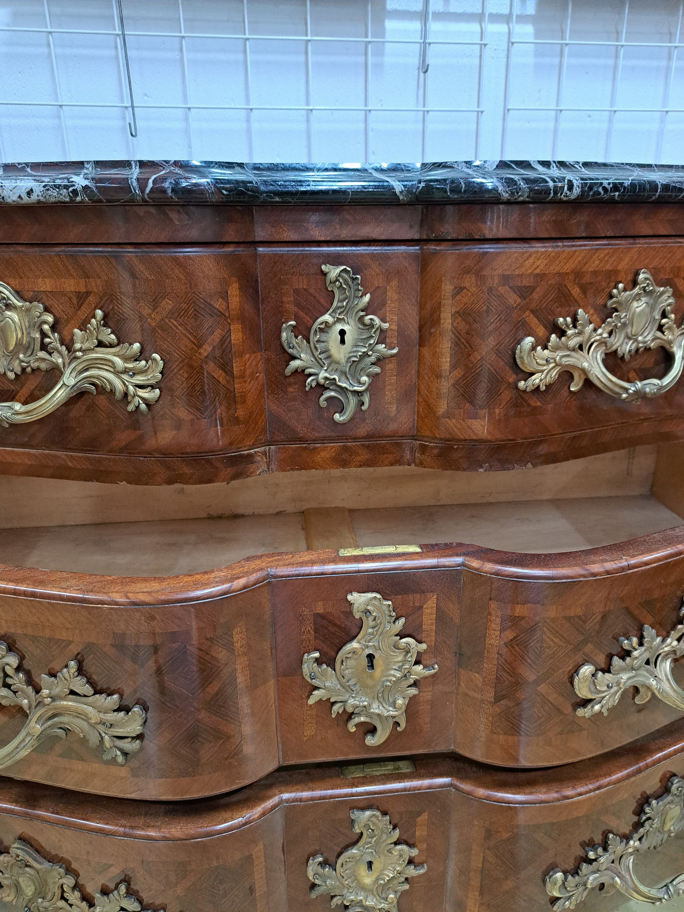 Detail h: Kommode, Louis XIV, Frankreich, um 1900, Mahagonifurnier, dreischübiger Korpus, mit Marmorplatte, doppelt geschweifte Front, Front und Seiten mit ...