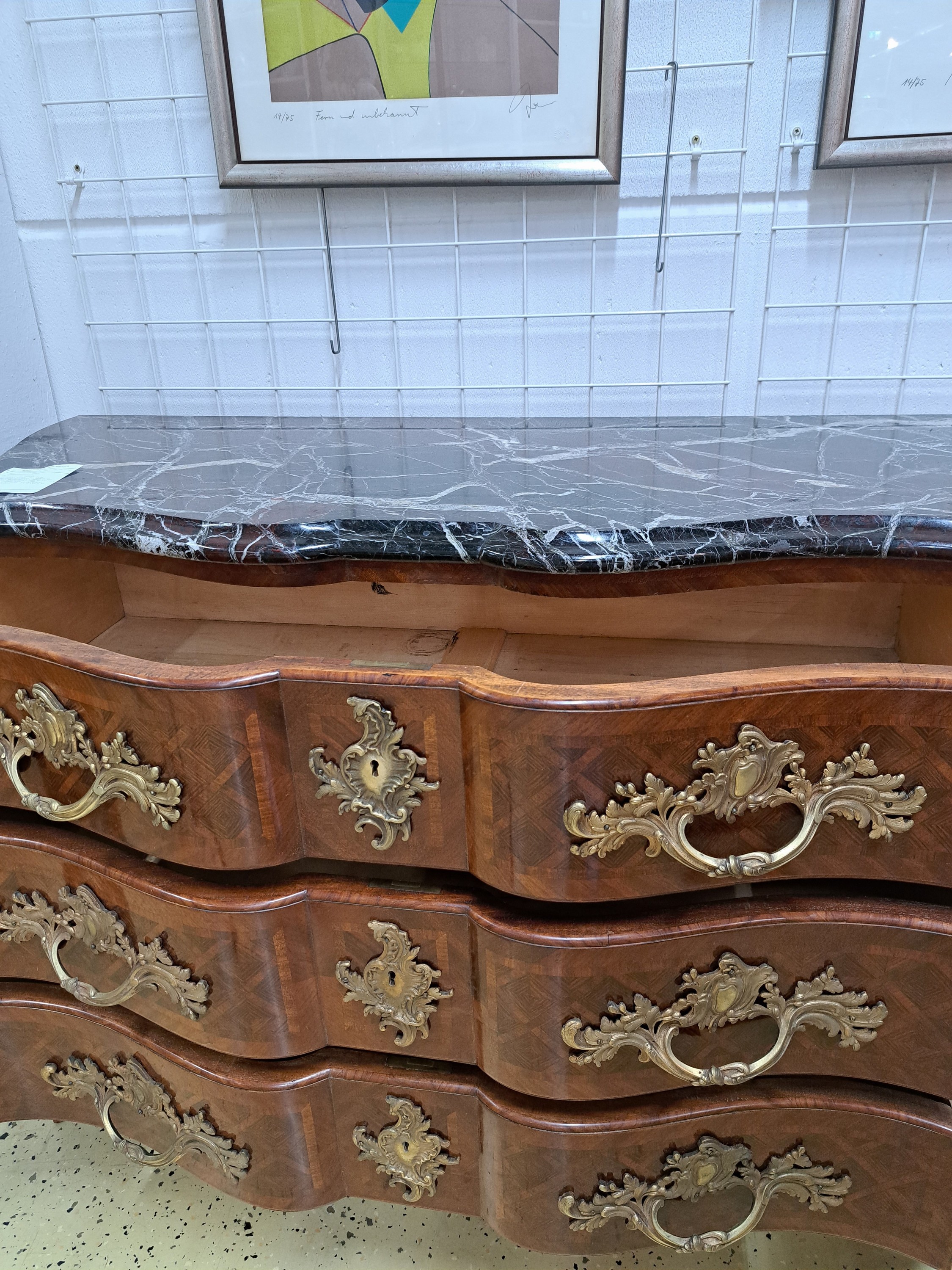 Detail i: Kommode, Louis XIV, Frankreich, um 1900, Mahagonifurnier, dreischübiger Korpus, mit Marmorplatte, doppelt geschweifte Front, Front und Seiten mit ...
