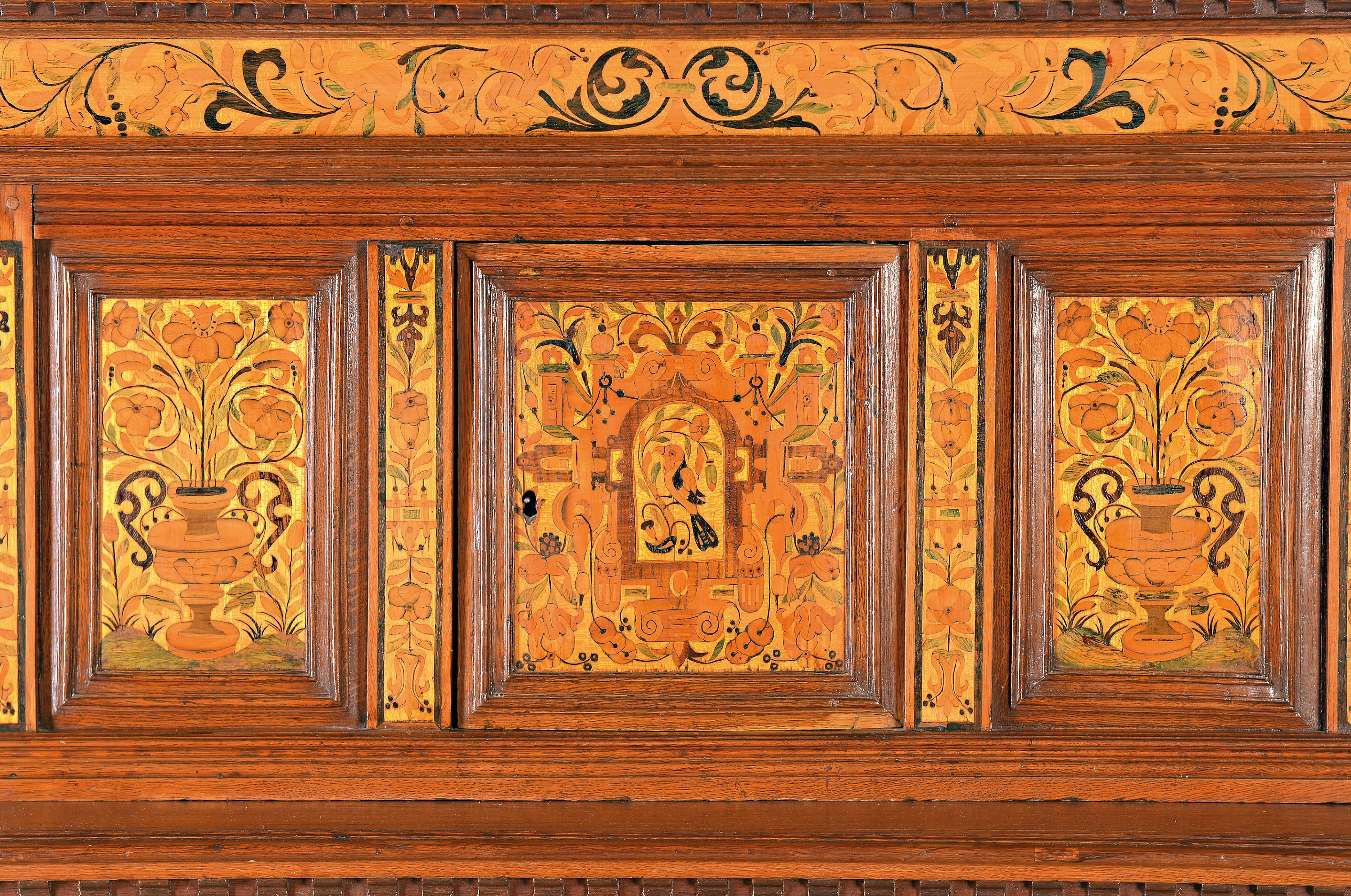 Detail a: Kölner Überbauschrank, Renaissance, 17.Jh., Eiche massiv, zweitüriges Unterteil mit eintürigem Aufsatz, aufwendige Intarsien und Marketerie aus ...