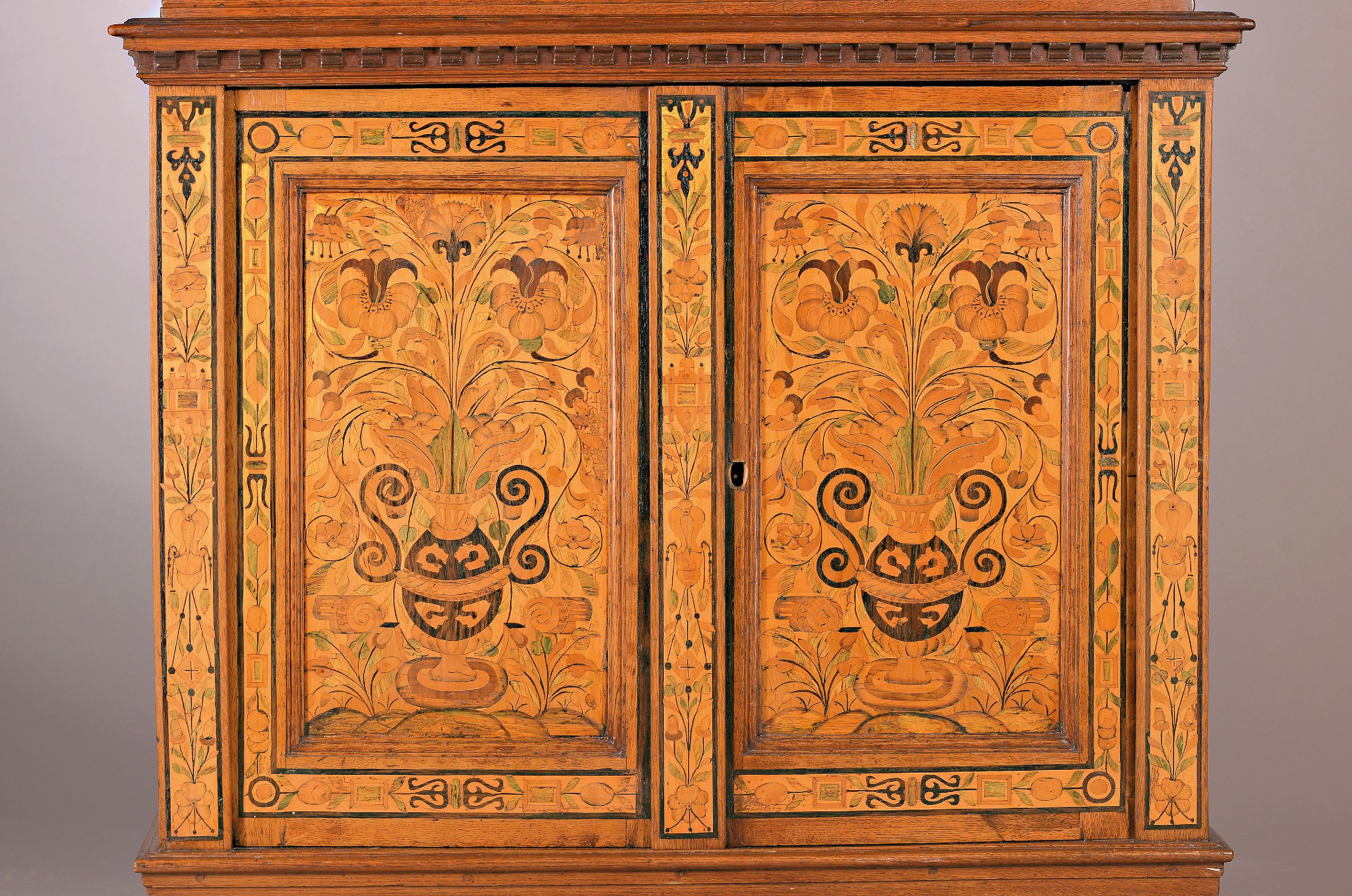 Detail b: Kölner Überbauschrank, Renaissance, 17.Jh., Eiche massiv, zweitüriges Unterteil mit eintürigem Aufsatz, aufwendige Intarsien und Marketerie aus ...