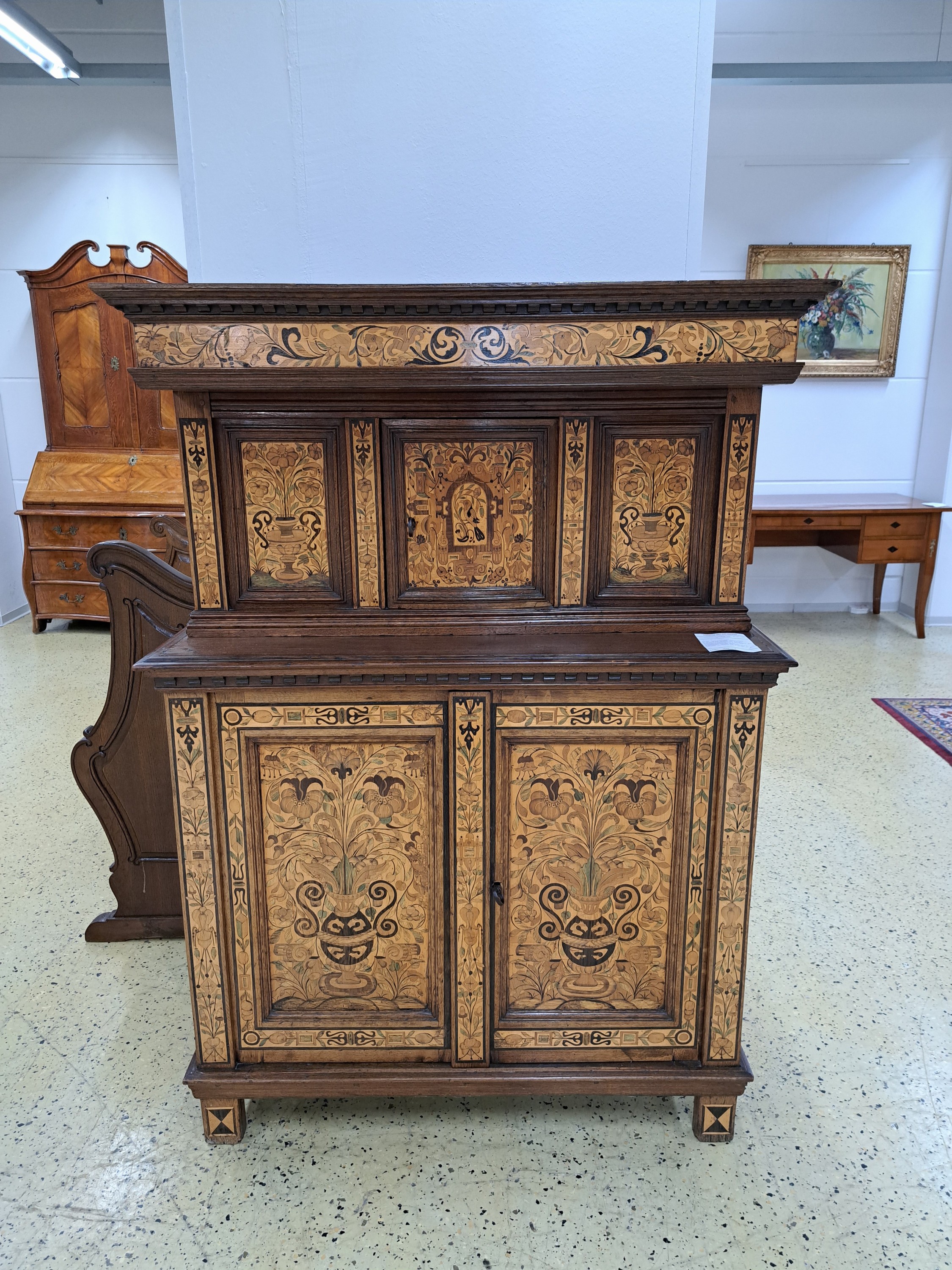 Detail c: Kölner Überbauschrank, Renaissance, 17.Jh., Eiche massiv, zweitüriges Unterteil mit eintürigem Aufsatz, aufwendige Intarsien und Marketerie aus ...