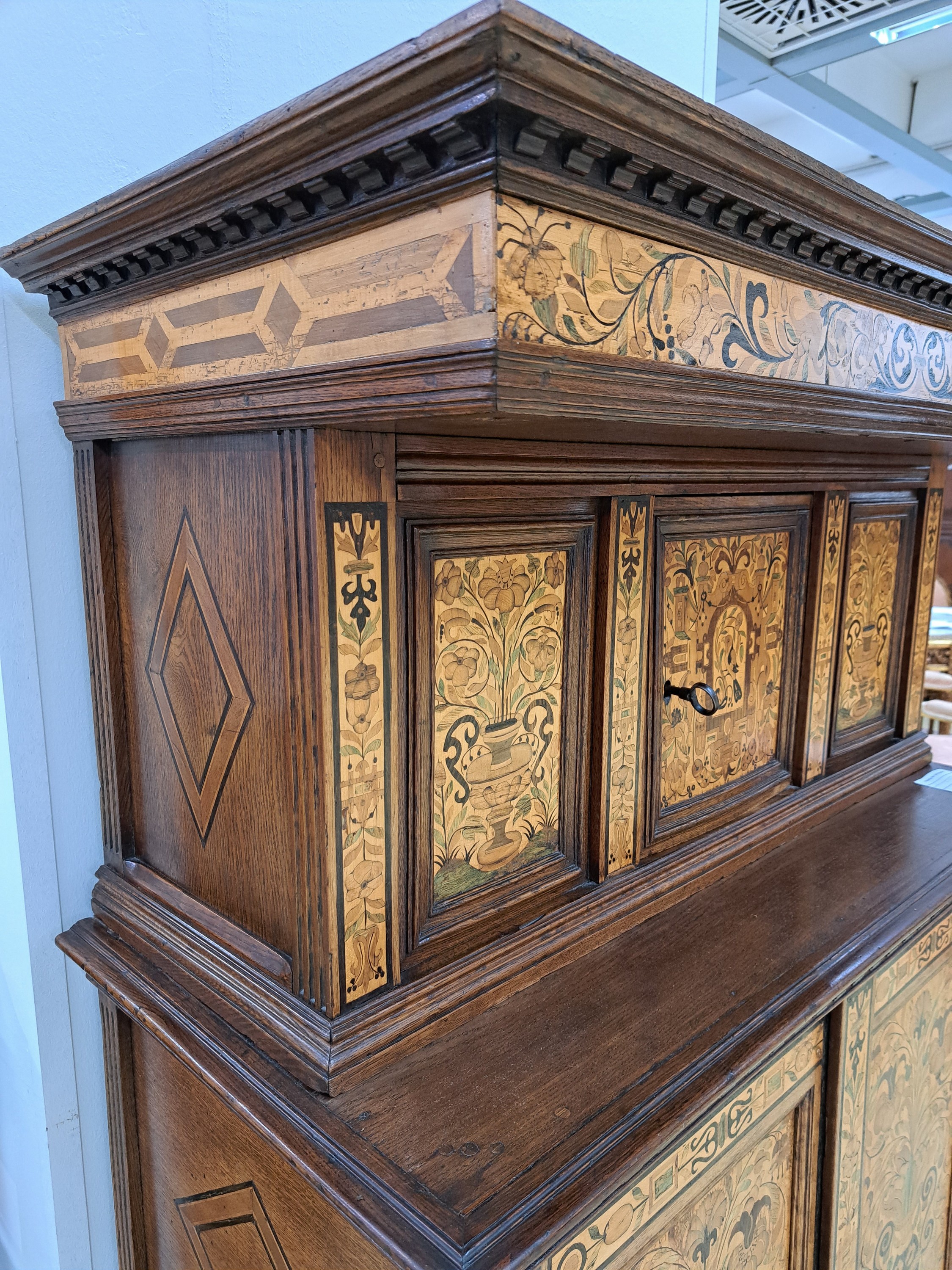Detail d: Kölner Überbauschrank, Renaissance, 17.Jh., Eiche massiv, zweitüriges Unterteil mit eintürigem Aufsatz, aufwendige Intarsien und Marketerie aus ...