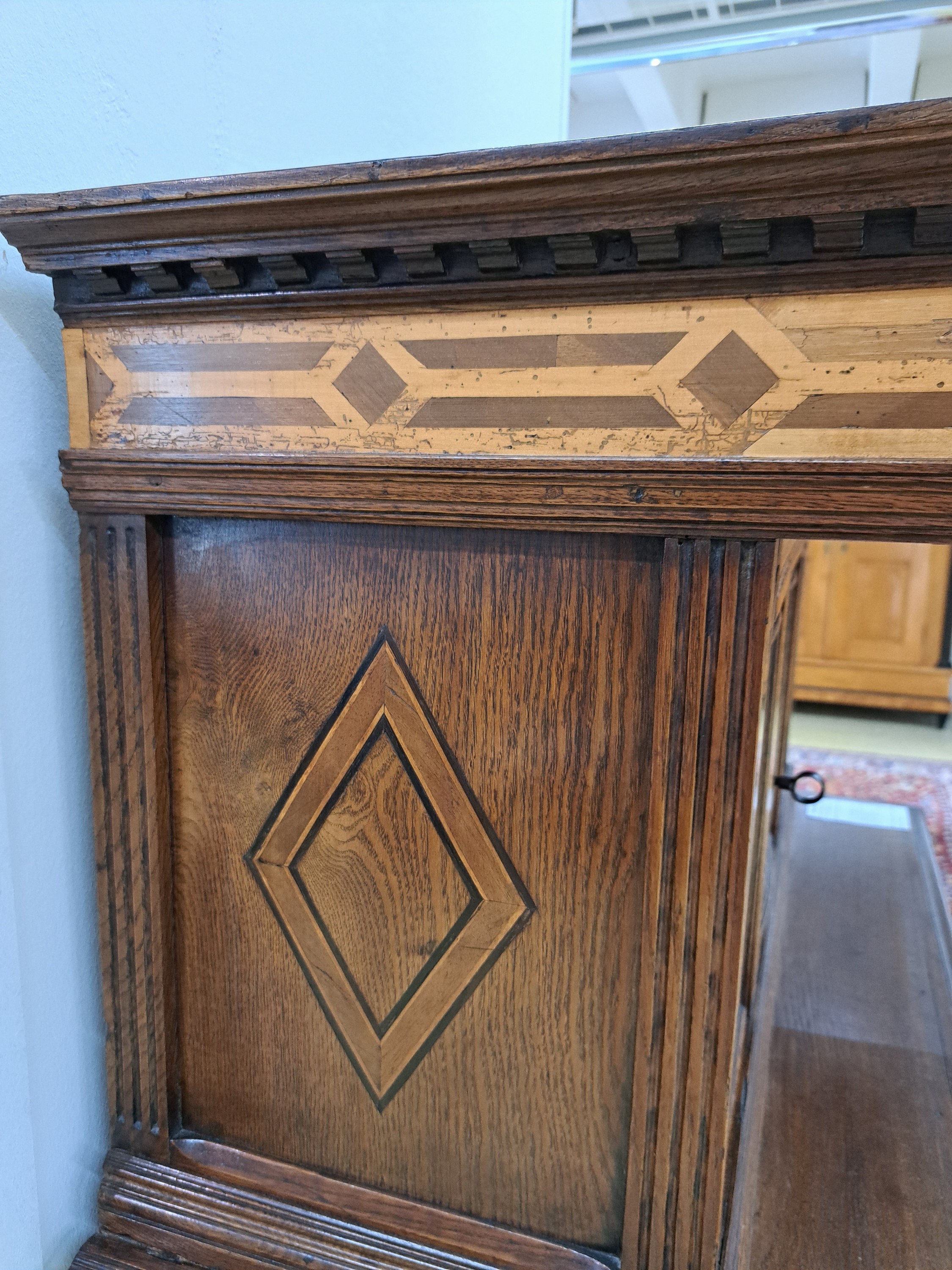 Detail e: Kölner Überbauschrank, Renaissance, 17.Jh., Eiche massiv, zweitüriges Unterteil mit eintürigem Aufsatz, aufwendige Intarsien und Marketerie aus ...