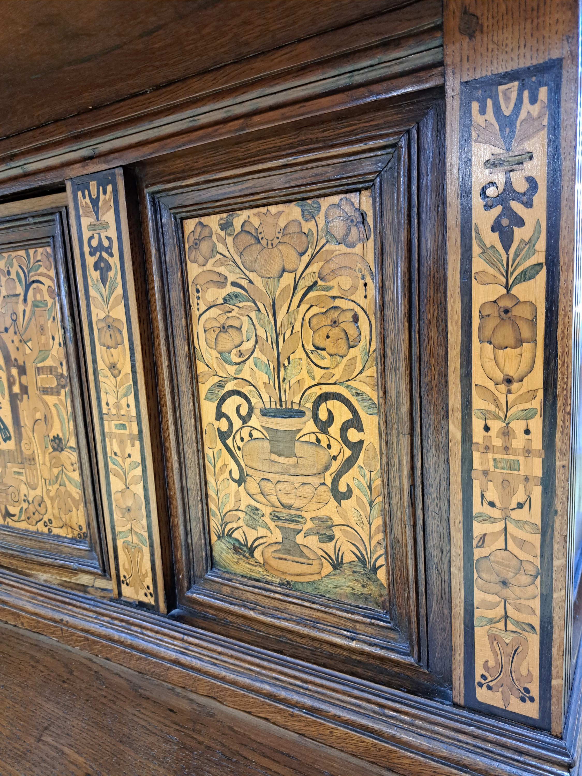 Detail g: Kölner Überbauschrank, Renaissance, 17.Jh., Eiche massiv, zweitüriges Unterteil mit eintürigem Aufsatz, aufwendige Intarsien und Marketerie aus ...