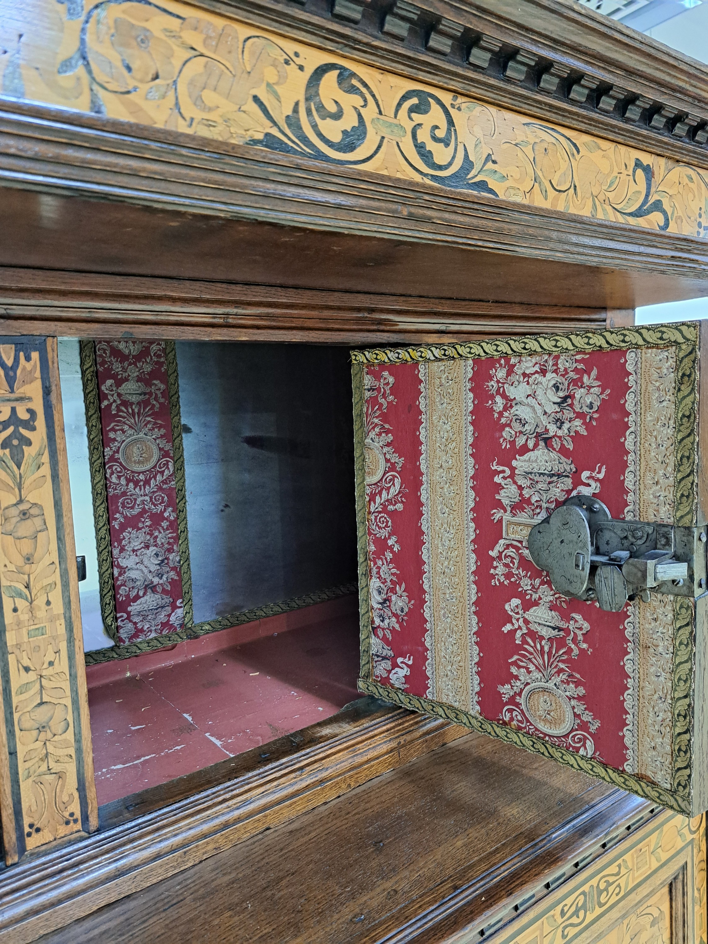 Detail h: Kölner Überbauschrank, Renaissance, 17.Jh., Eiche massiv, zweitüriges Unterteil mit eintürigem Aufsatz, aufwendige Intarsien und Marketerie aus ...