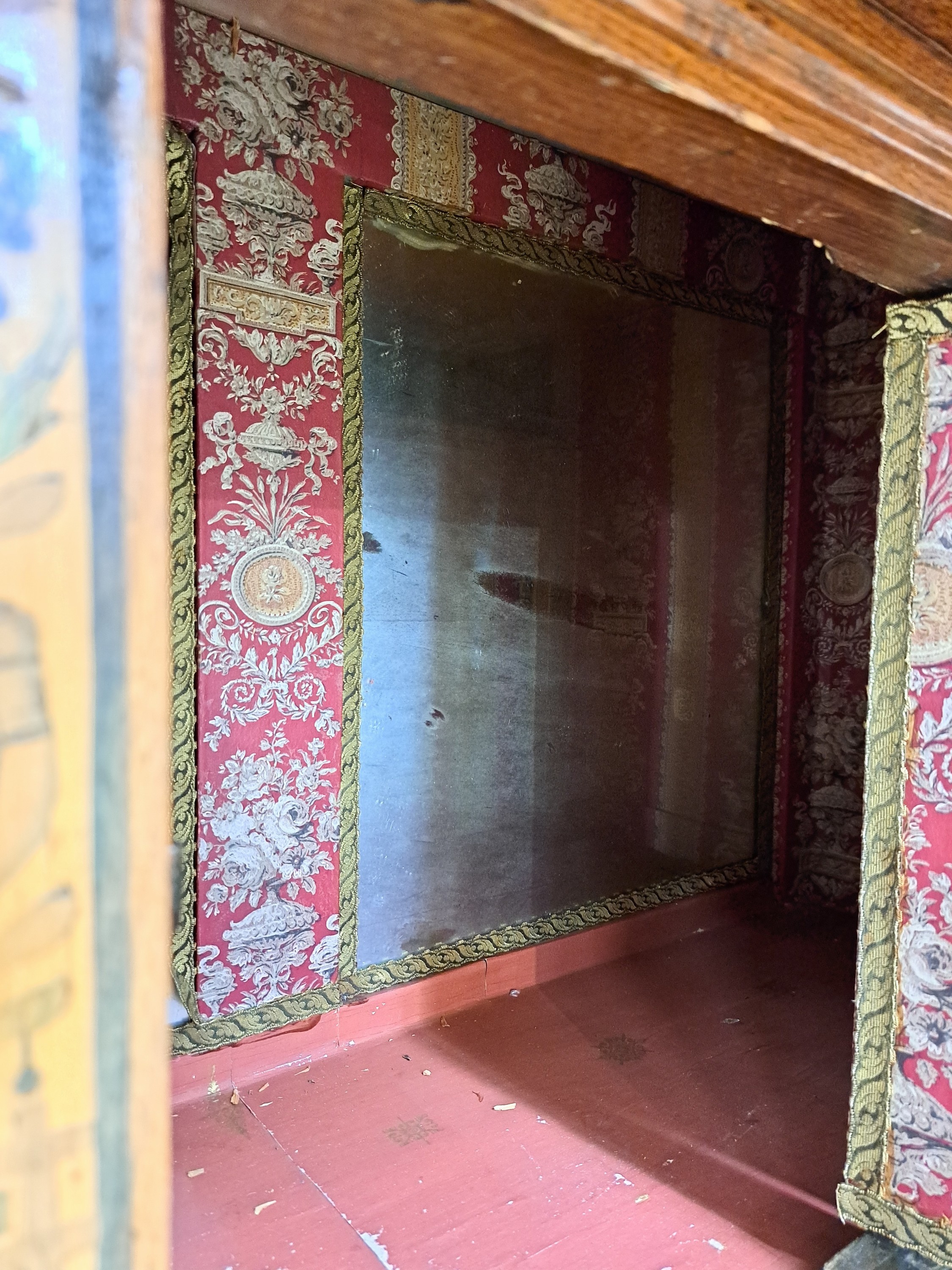 Detail i: Kölner Überbauschrank, Renaissance, 17.Jh., Eiche massiv, zweitüriges Unterteil mit eintürigem Aufsatz, aufwendige Intarsien und Marketerie aus ...
