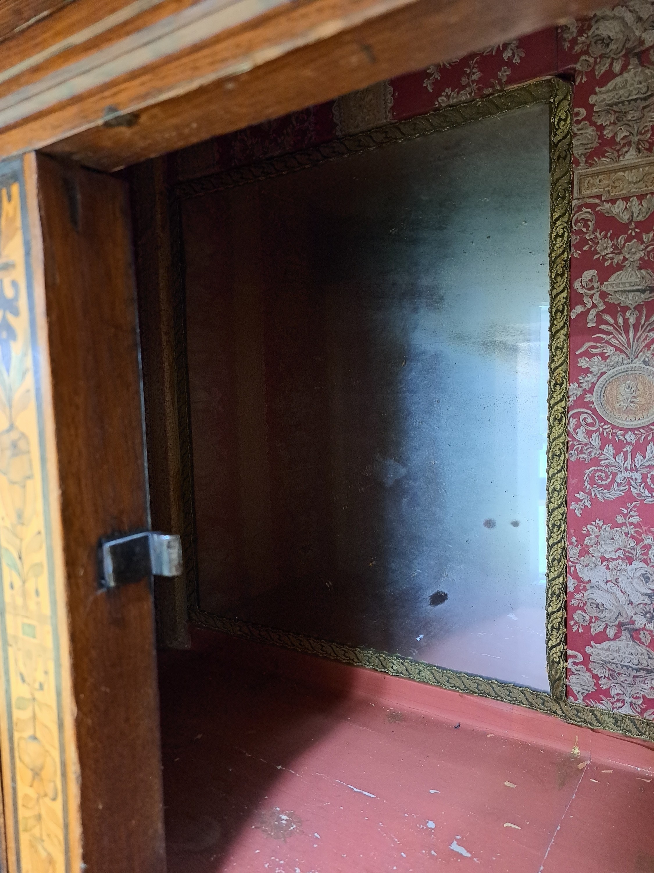 Detail j: Kölner Überbauschrank, Renaissance, 17.Jh., Eiche massiv, zweitüriges Unterteil mit eintürigem Aufsatz, aufwendige Intarsien und Marketerie aus ...