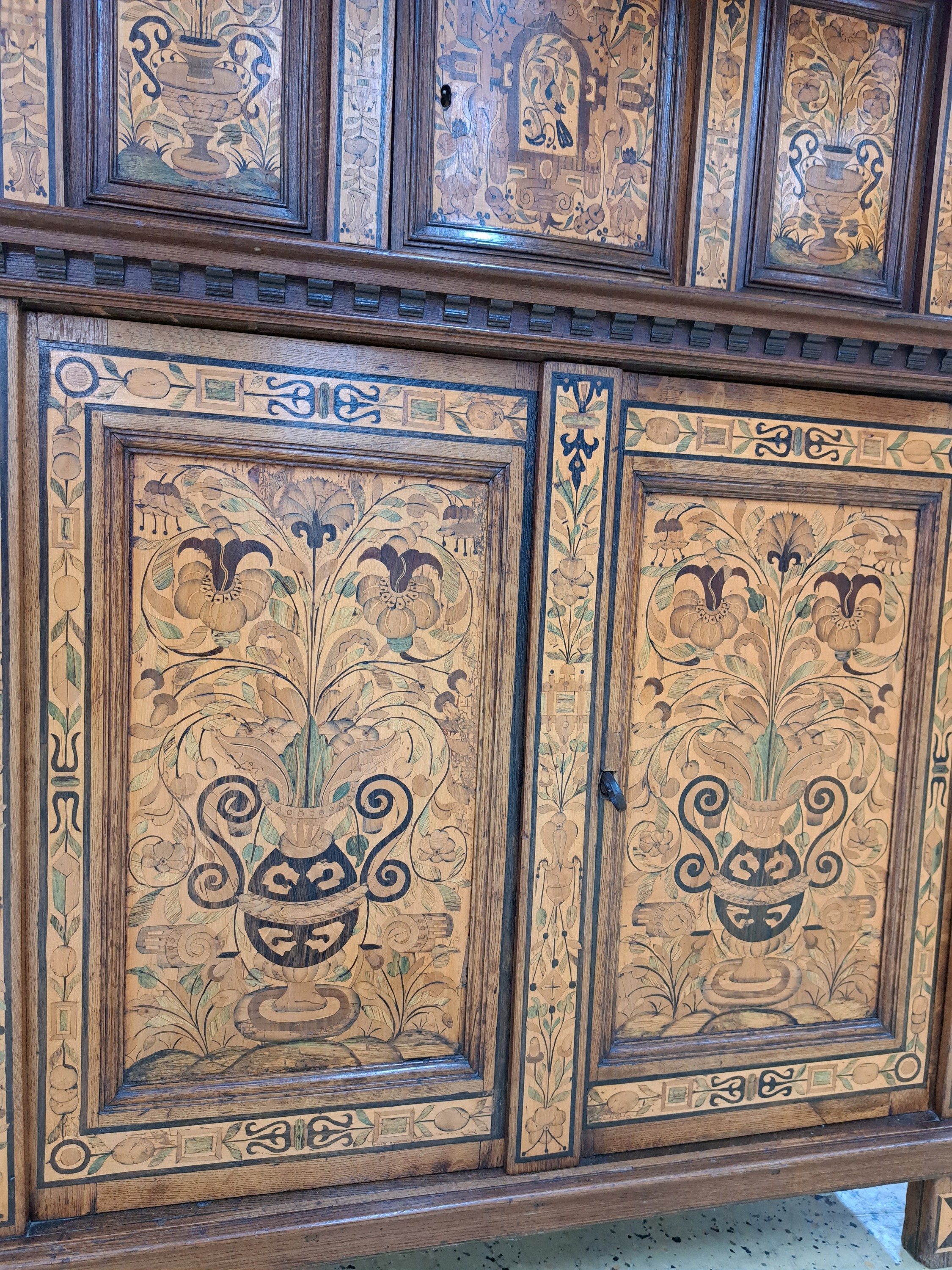 Detail k: Kölner Überbauschrank, Renaissance, 17.Jh., Eiche massiv, zweitüriges Unterteil mit eintürigem Aufsatz, aufwendige Intarsien und Marketerie aus ...