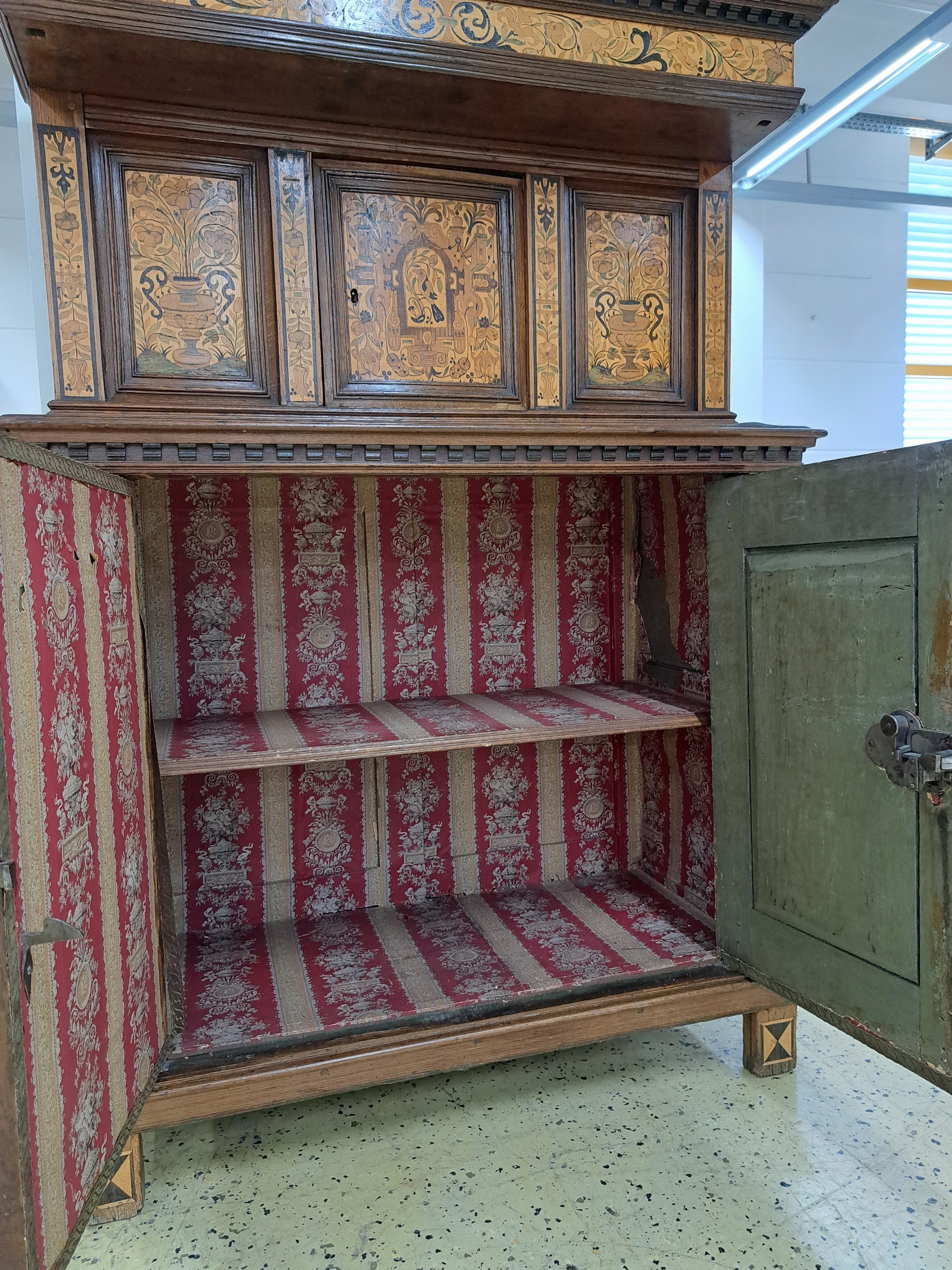 Detail l: Kölner Überbauschrank, Renaissance, 17.Jh., Eiche massiv, zweitüriges Unterteil mit eintürigem Aufsatz, aufwendige Intarsien und Marketerie aus ...