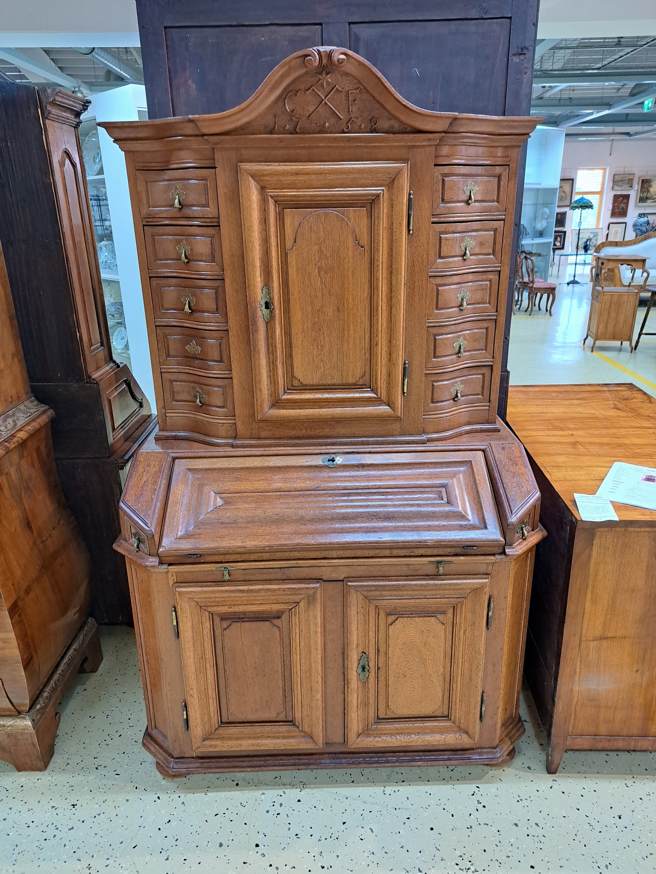 Detail a: Barocksekretär/ Secretaire a trois corps, wohl Raum Frankfurt, dat. 1758, Eiche massiv, Schreibplatte mit Wellenprofil, zweitüriges Unterteil, mit ...