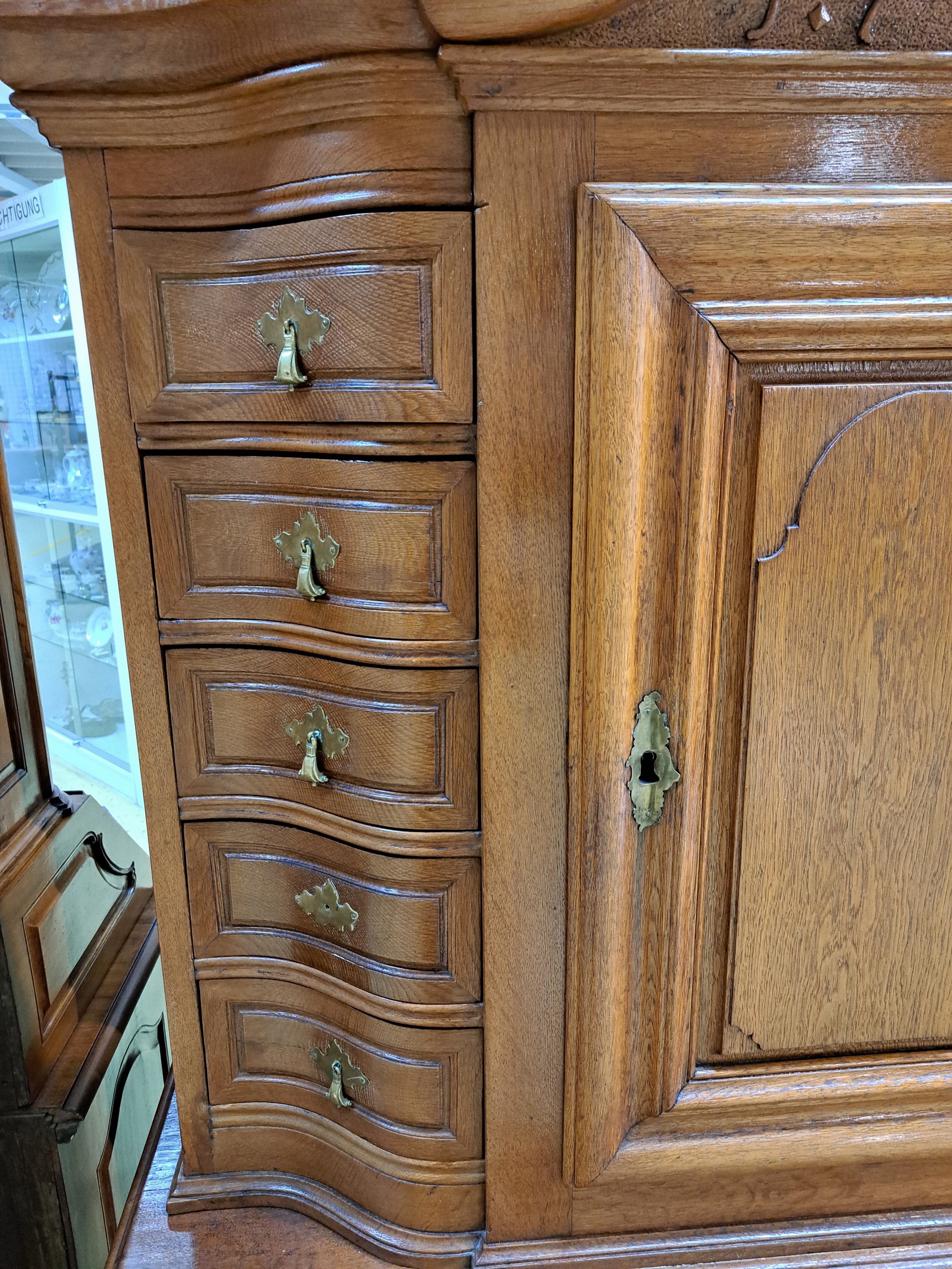 Detail b: Barocksekretär/ Secretaire a trois corps, wohl Raum Frankfurt, dat. 1758, Eiche massiv, Schreibplatte mit Wellenprofil, zweitüriges Unterteil, mit ...