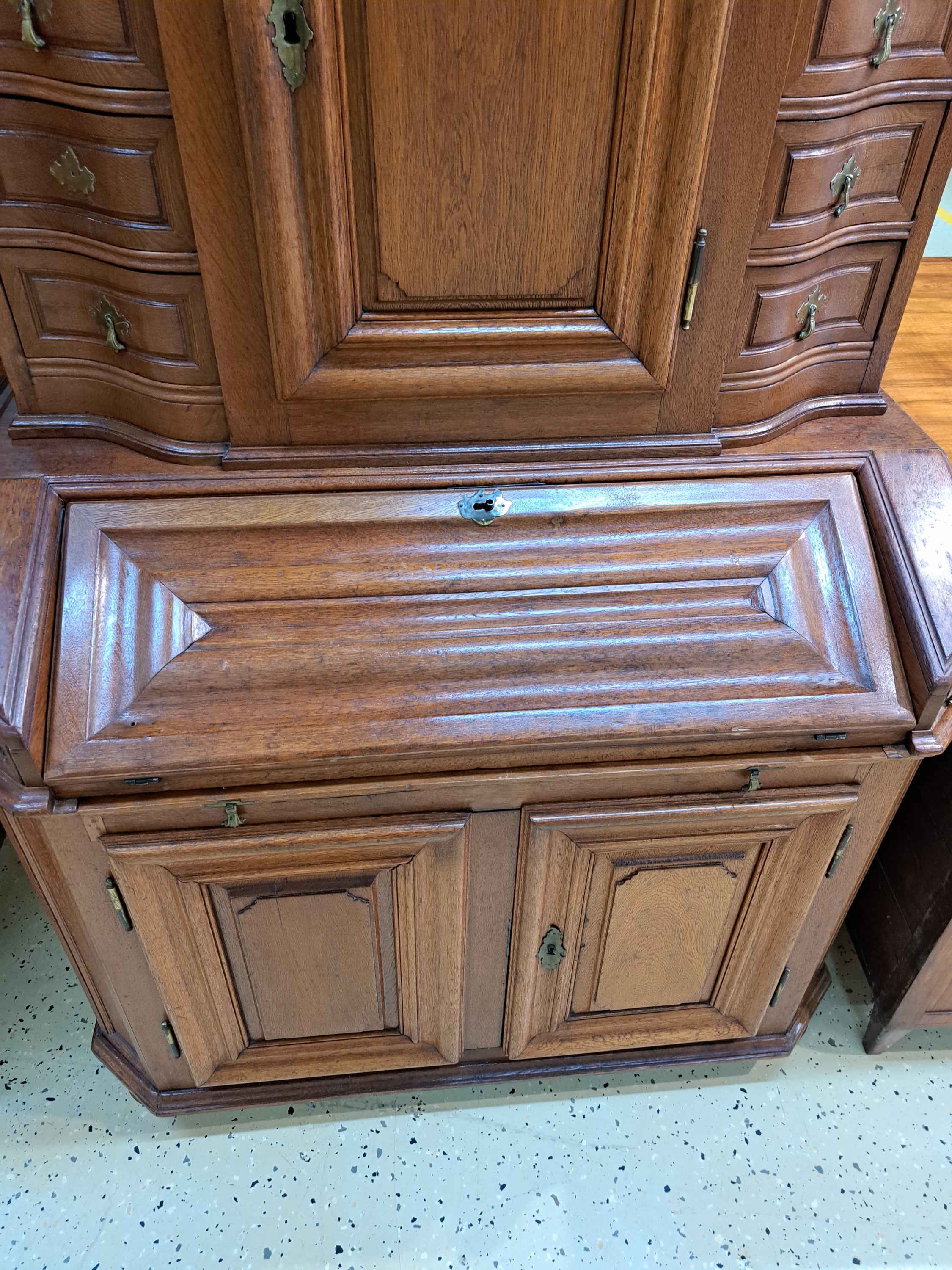 Detail c: Barocksekretär/ Secretaire a trois corps, wohl Raum Frankfurt, dat. 1758, Eiche massiv, Schreibplatte mit Wellenprofil, zweitüriges Unterteil, mit ...