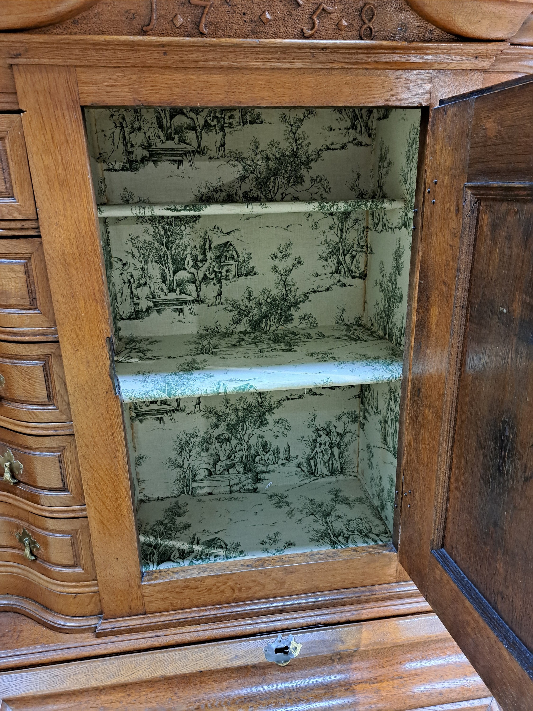 Detail d: Barocksekretär/ Secretaire a trois corps, wohl Raum Frankfurt, dat. 1758, Eiche massiv, Schreibplatte mit Wellenprofil, zweitüriges Unterteil, mit ...