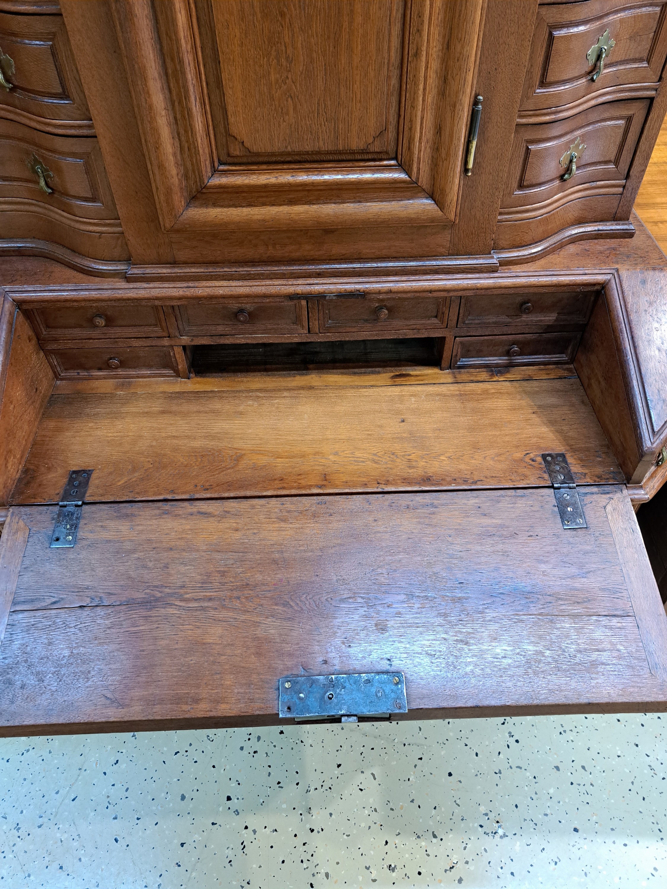 Detail e: Barocksekretär/ Secretaire a trois corps, wohl Raum Frankfurt, dat. 1758, Eiche massiv, Schreibplatte mit Wellenprofil, zweitüriges Unterteil, mit ...