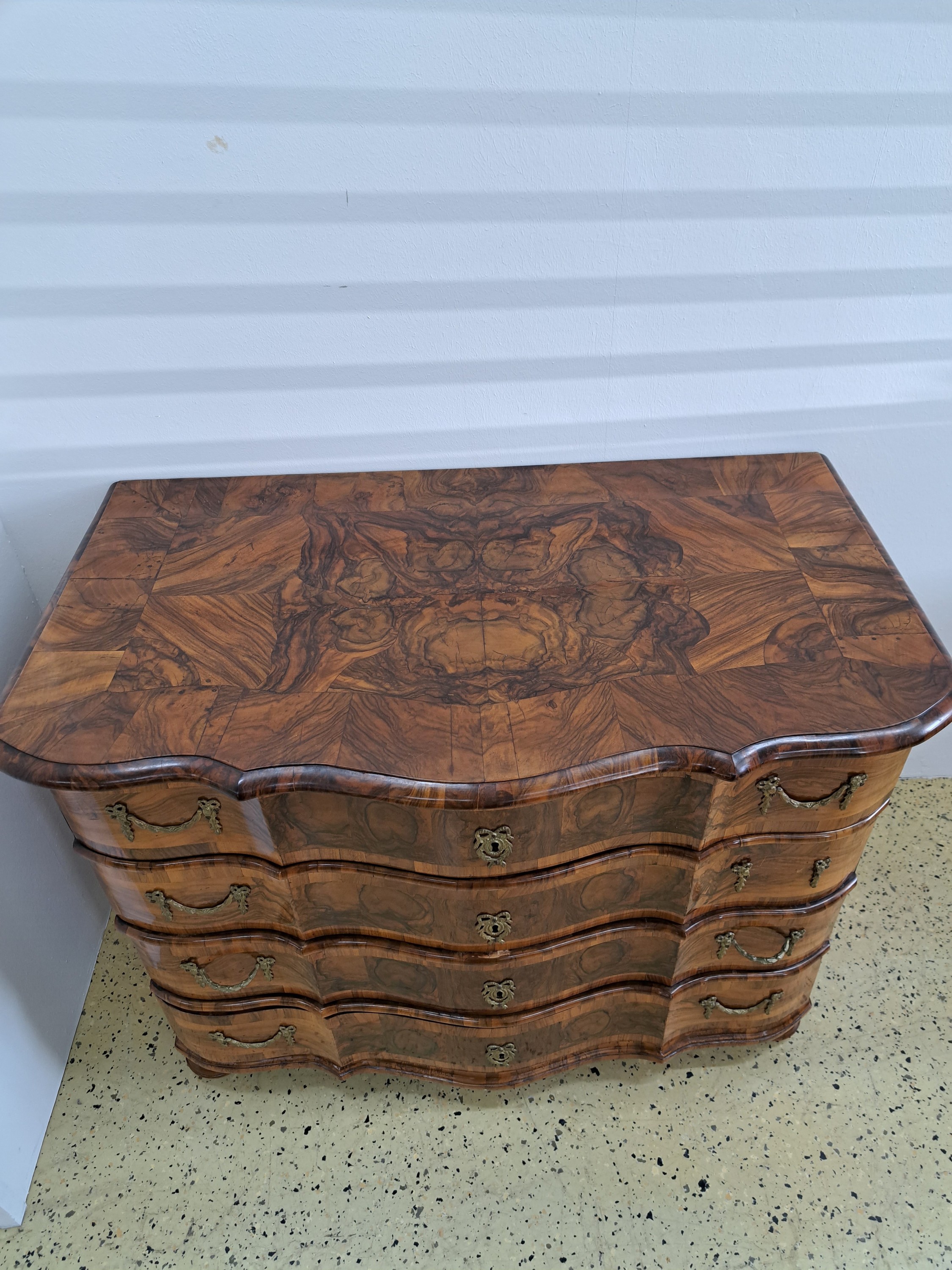 Detail b: Barockkommode, Frankfurt, um 1730/40, doppelt geschweift, Nußbaumfurnier, Holz in schöner Patina, 4 Schubladen, 2 orig. Barockschlösser, untere ...