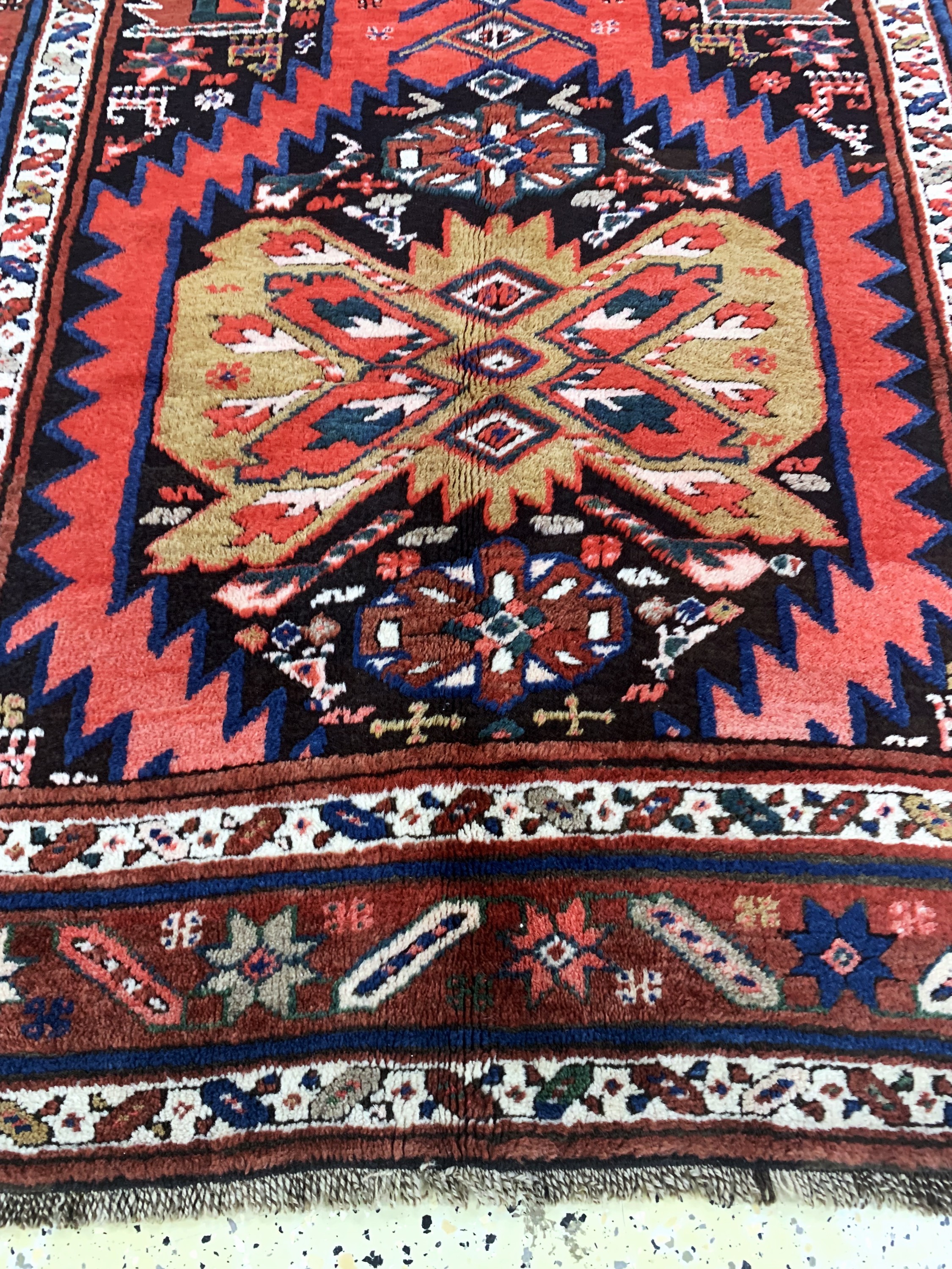 Detail f: Karabagh alt, Kaukasus, Anfang 20.Jhd, Wolle auf Wolle, ca. 203 x 121 cm, EHZ: 2(restauriert).