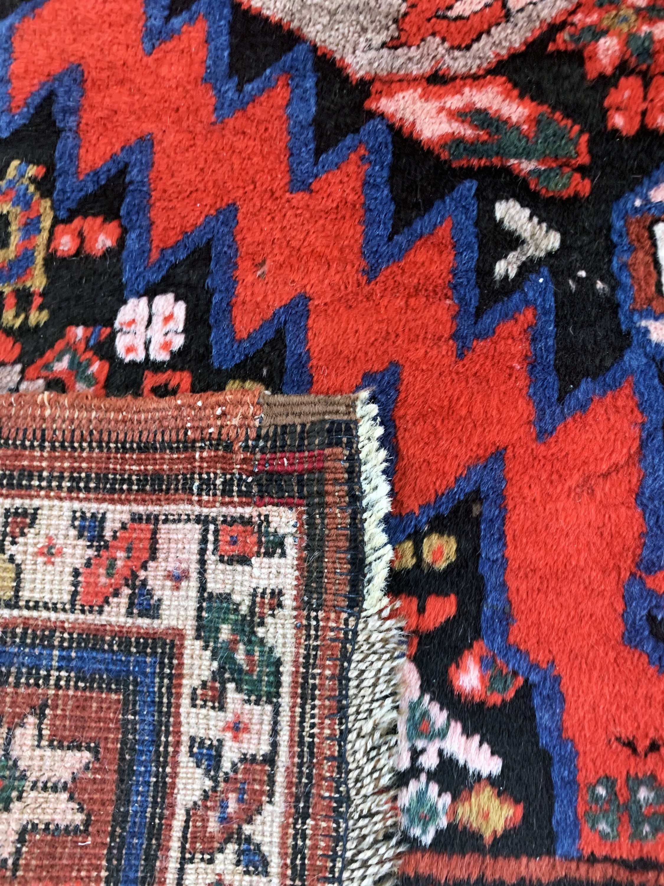Detail g: Karabagh alt, Kaukasus, Anfang 20.Jhd, Wolle auf Wolle, ca. 203 x 121 cm, EHZ: 2(restauriert).