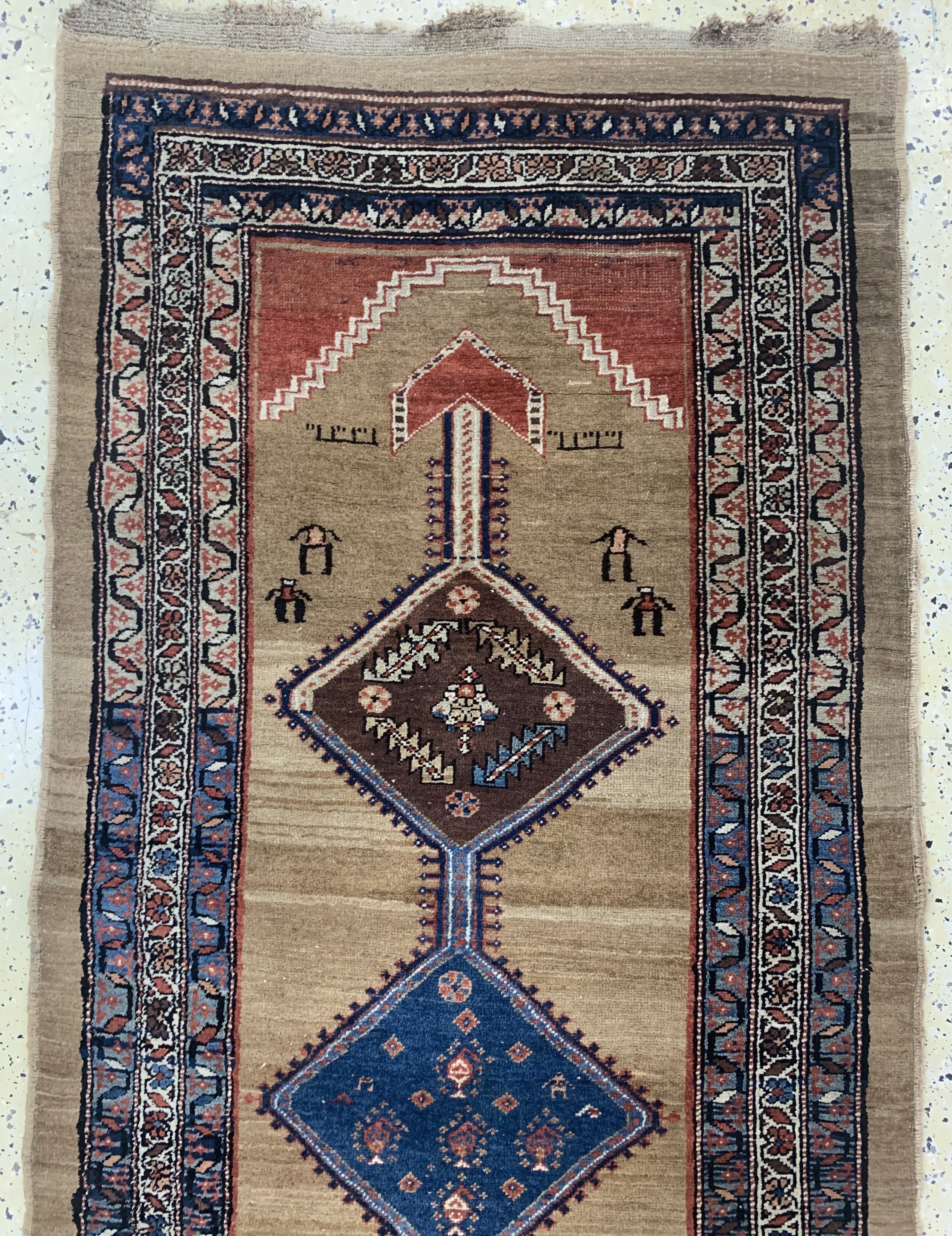Detail a: Sarab antik, Persien, datiert 1331(1909), Kamelwolle, ca. 385 x 97 cm, EHZ: 3-4