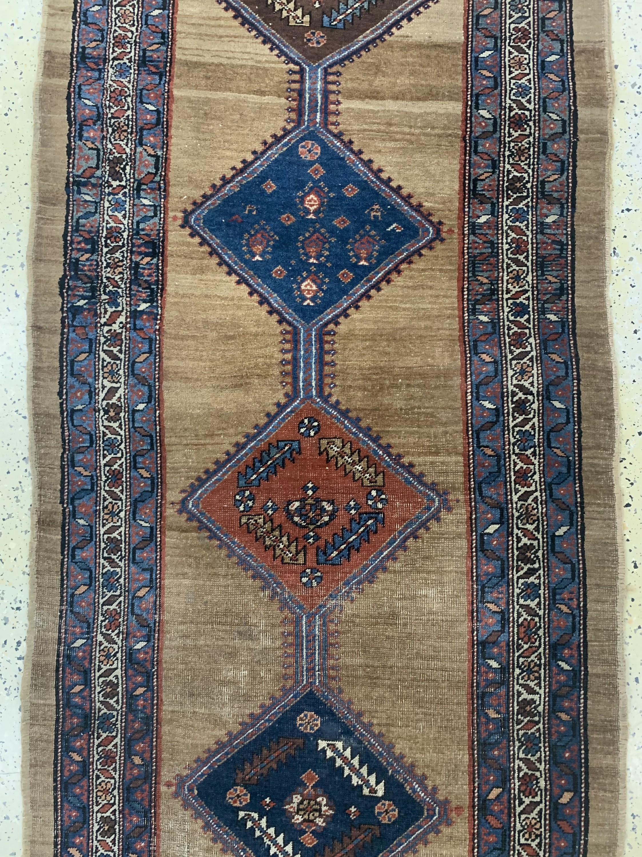 Detail b: Sarab antik, Persien, datiert 1331(1909), Kamelwolle, ca. 385 x 97 cm, EHZ: 3-4