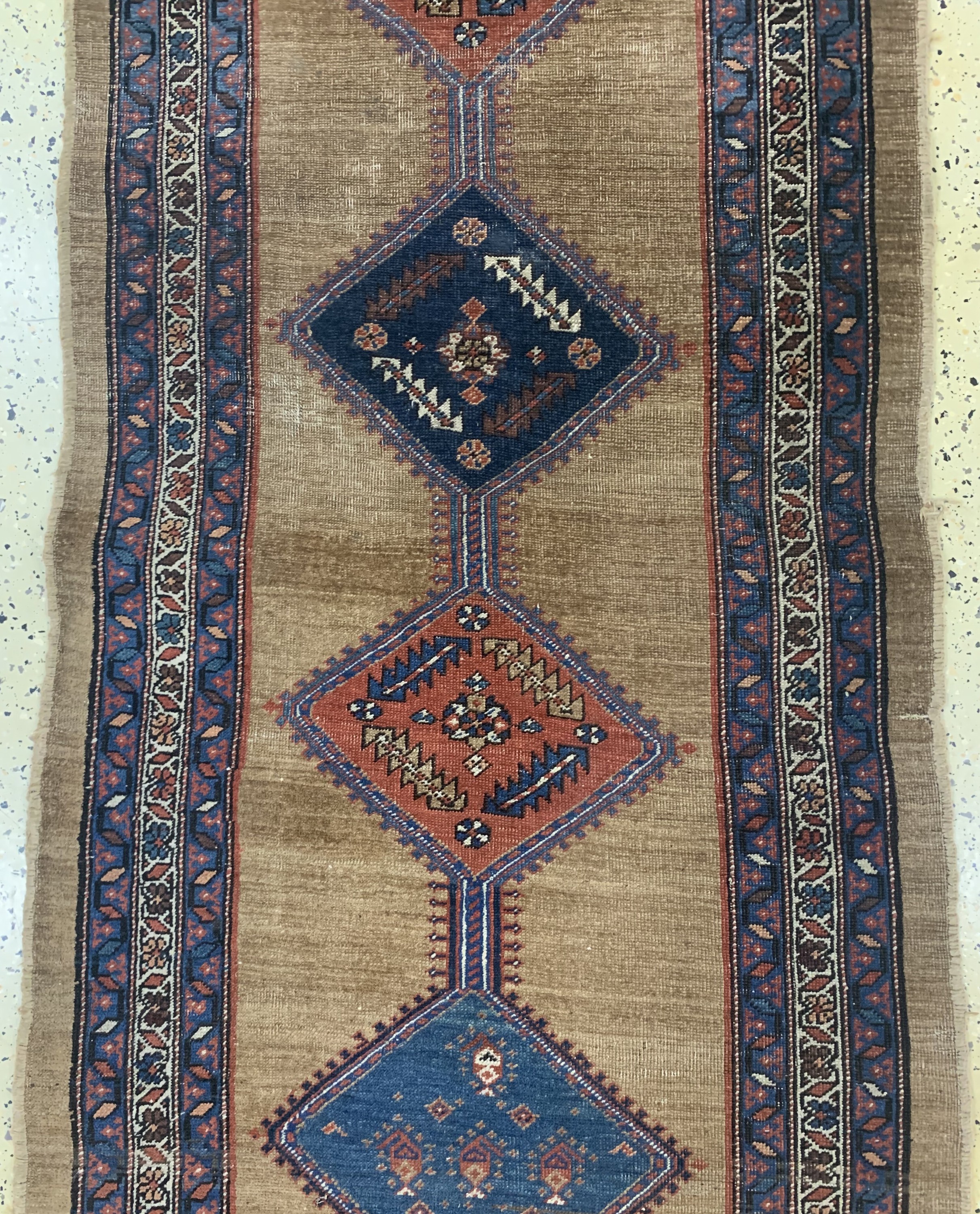 Detail c: Sarab antik, Persien, datiert 1331(1909), Kamelwolle, ca. 385 x 97 cm, EHZ: 3-4