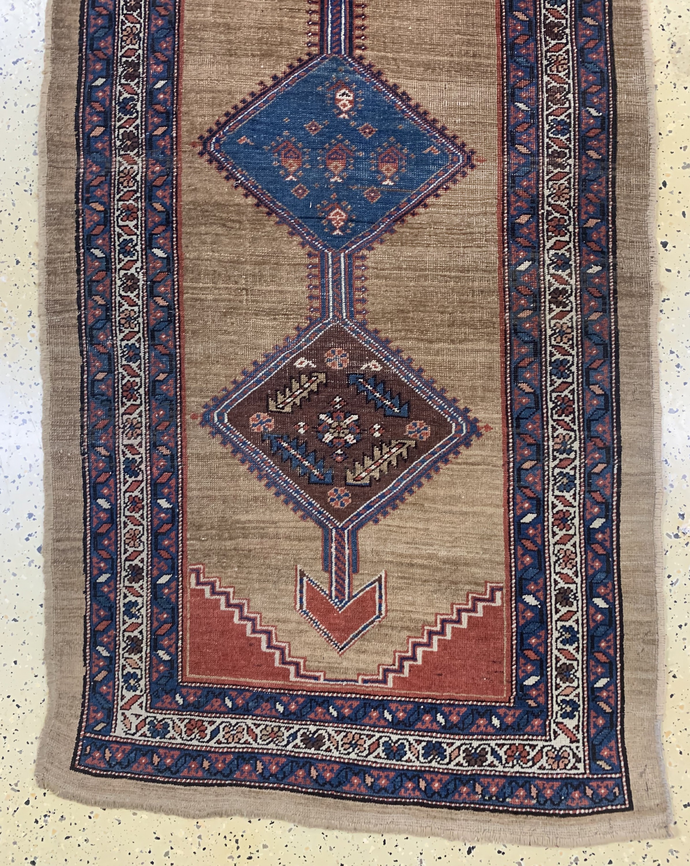 Detail d: Sarab antik, Persien, datiert 1331(1909), Kamelwolle, ca. 385 x 97 cm, EHZ: 3-4