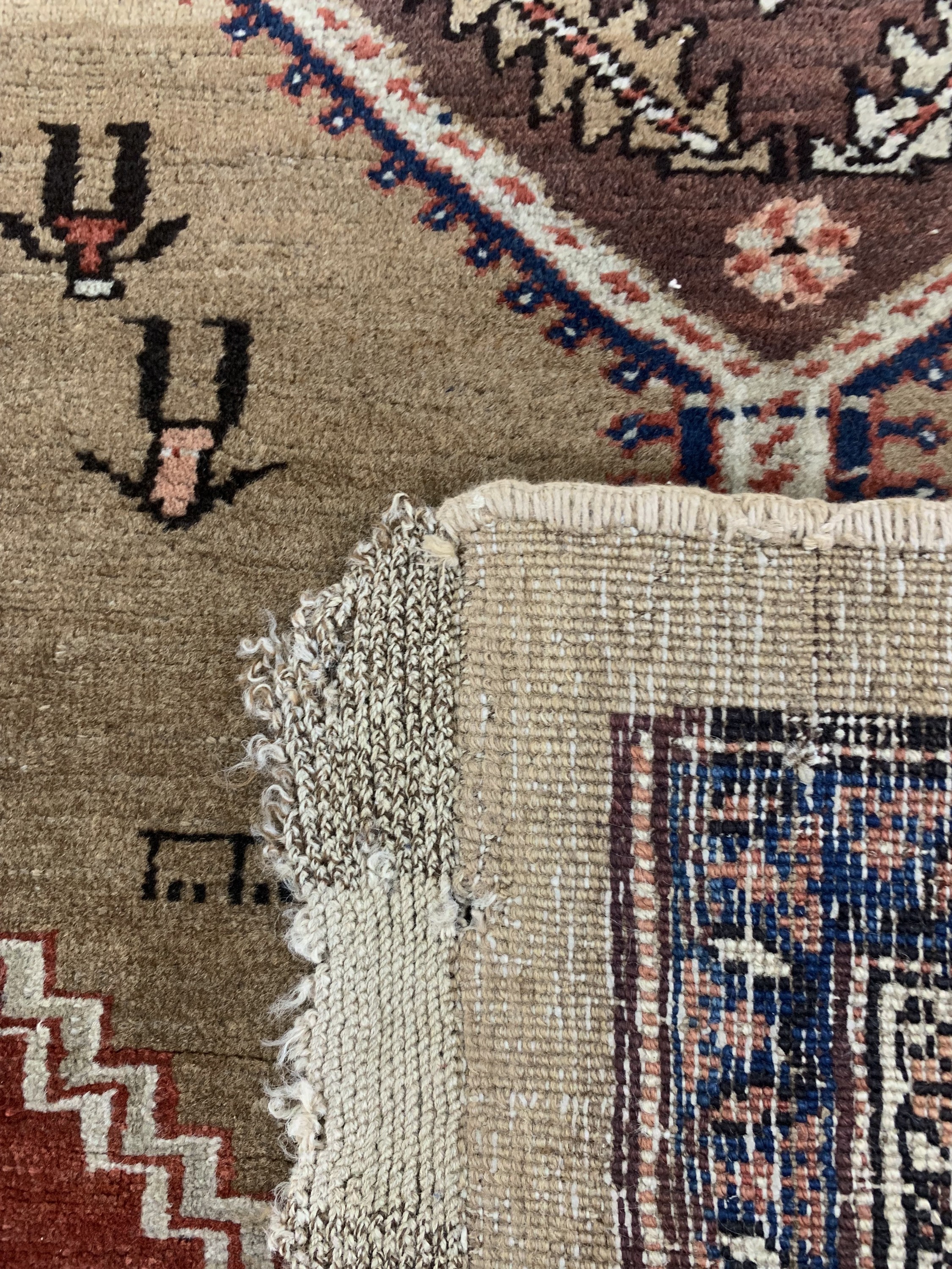 Detail e: Sarab antik, Persien, datiert 1331(1909), Kamelwolle, ca. 385 x 97 cm, EHZ: 3-4
