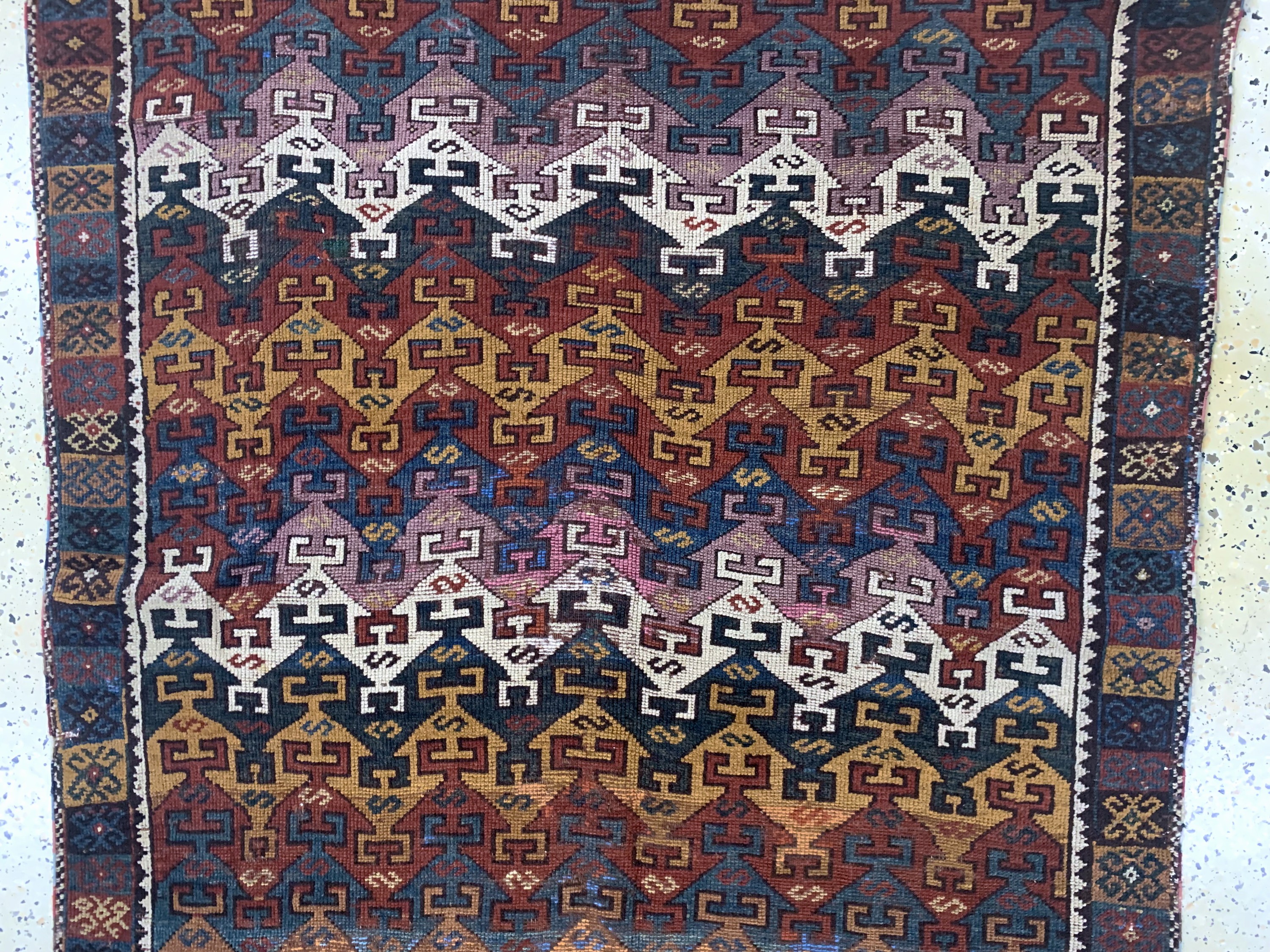 Detail c: Yürük antik, Türkei, 19.Jhd, Wolle auf Wolle, ca. 263 x 117 cm, EHZ: 3(restauriert)