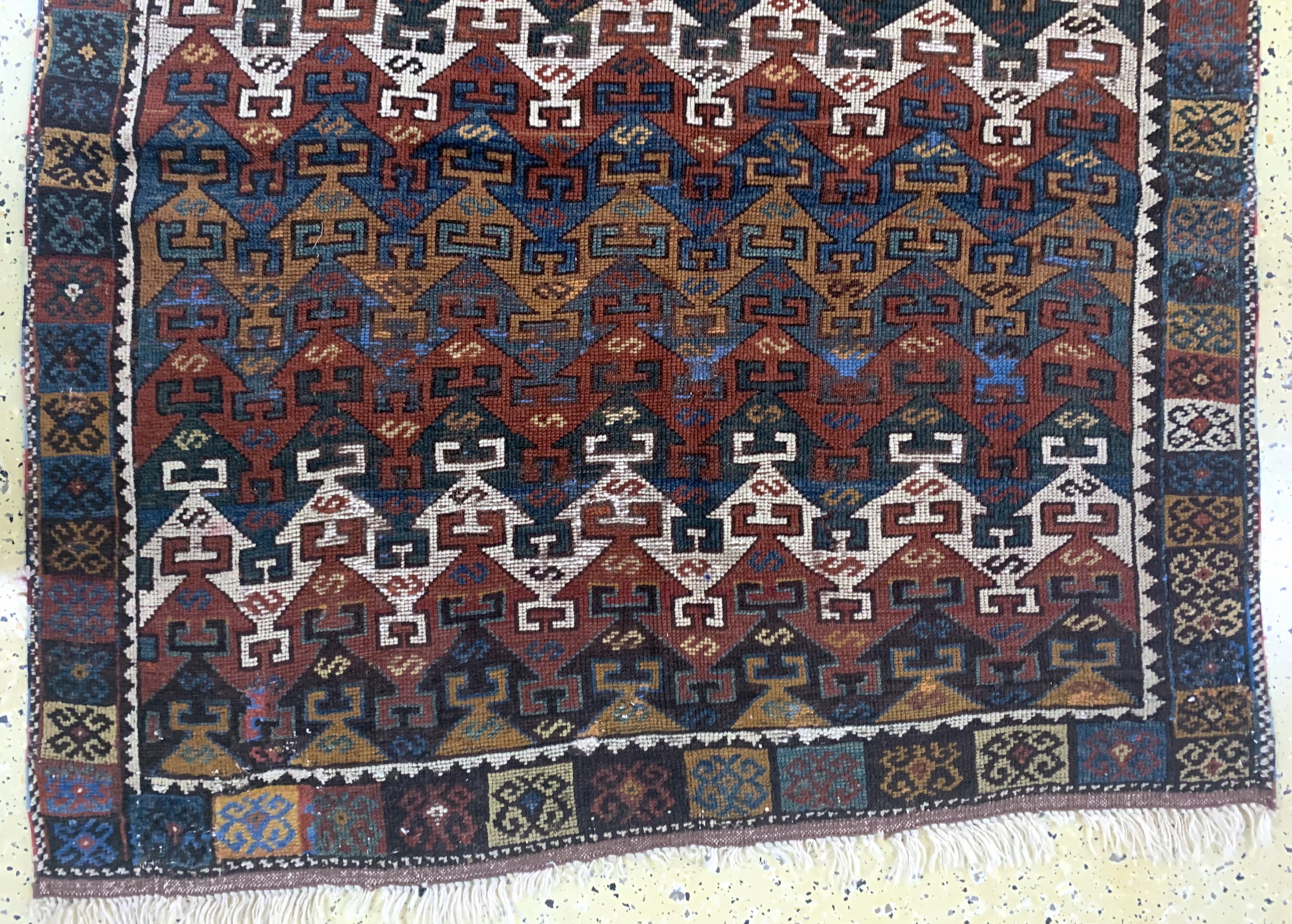 Detail d: Yürük antik, Türkei, 19.Jhd, Wolle auf Wolle, ca. 263 x 117 cm, EHZ: 3(restauriert)