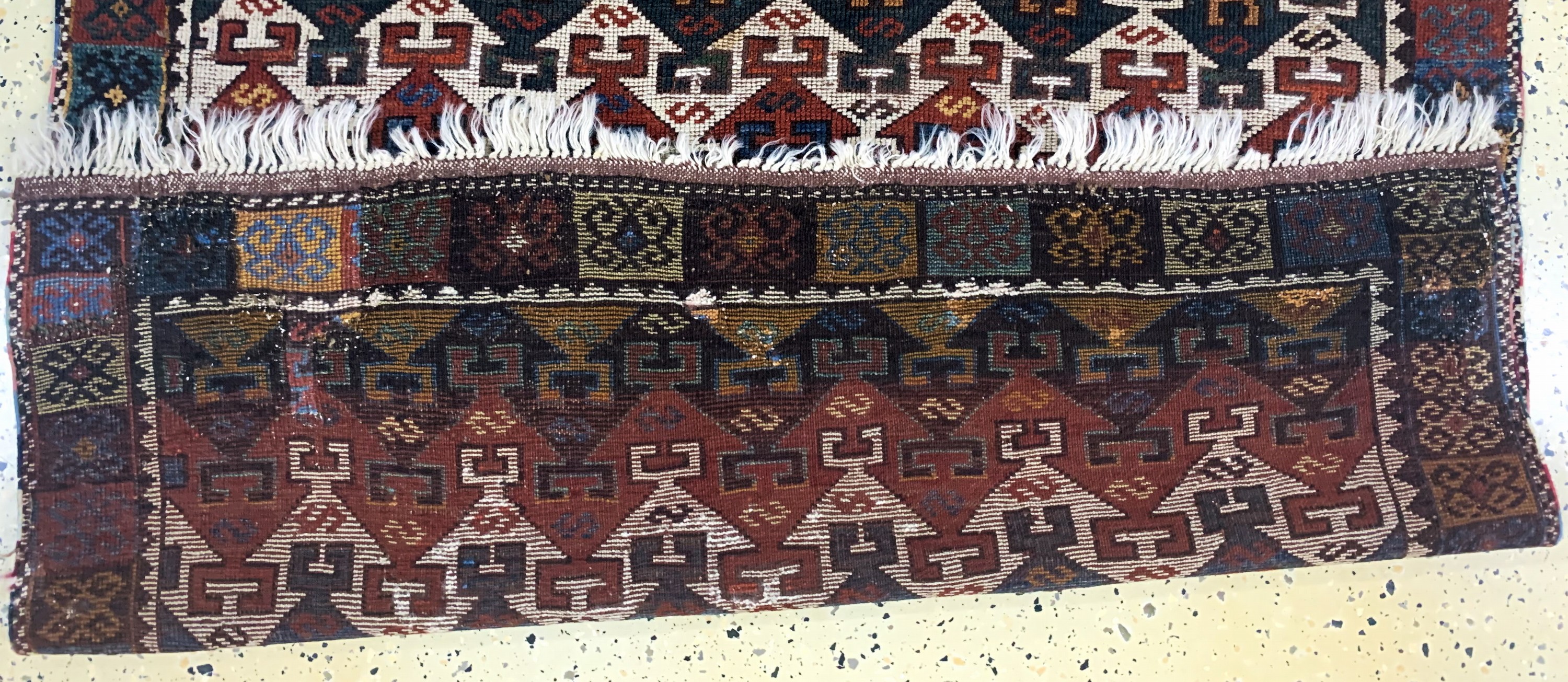 Detail e: Yürük antik, Türkei, 19.Jhd, Wolle auf Wolle, ca. 263 x 117 cm, EHZ: 3(restauriert)