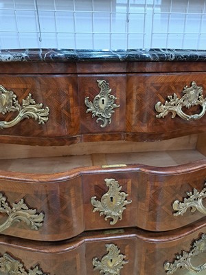 26967966h - Kommode, Louis XIV, Frankreich, um 1900, Mahagonifurnier, dreischübiger Korpus, mit ...