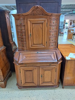 26967969a - Barocksekretär/ Secretaire a trois corps, wohl Raum Frankfurt, dat. 1758, Eiche ...