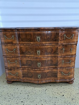 26967970a - Barockkommode, Frankfurt, um 1730/40, doppelt geschweift, Nußbaumfurnier, Holz in ...