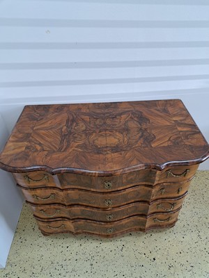26967970b - Barockkommode, Frankfurt, um 1730/40, doppelt geschweift, Nußbaumfurnier, Holz in ...