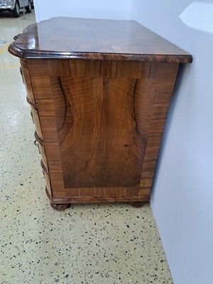 26967970c - Barockkommode, Frankfurt, um 1730/40, doppelt geschweift, Nußbaumfurnier, Holz in ...