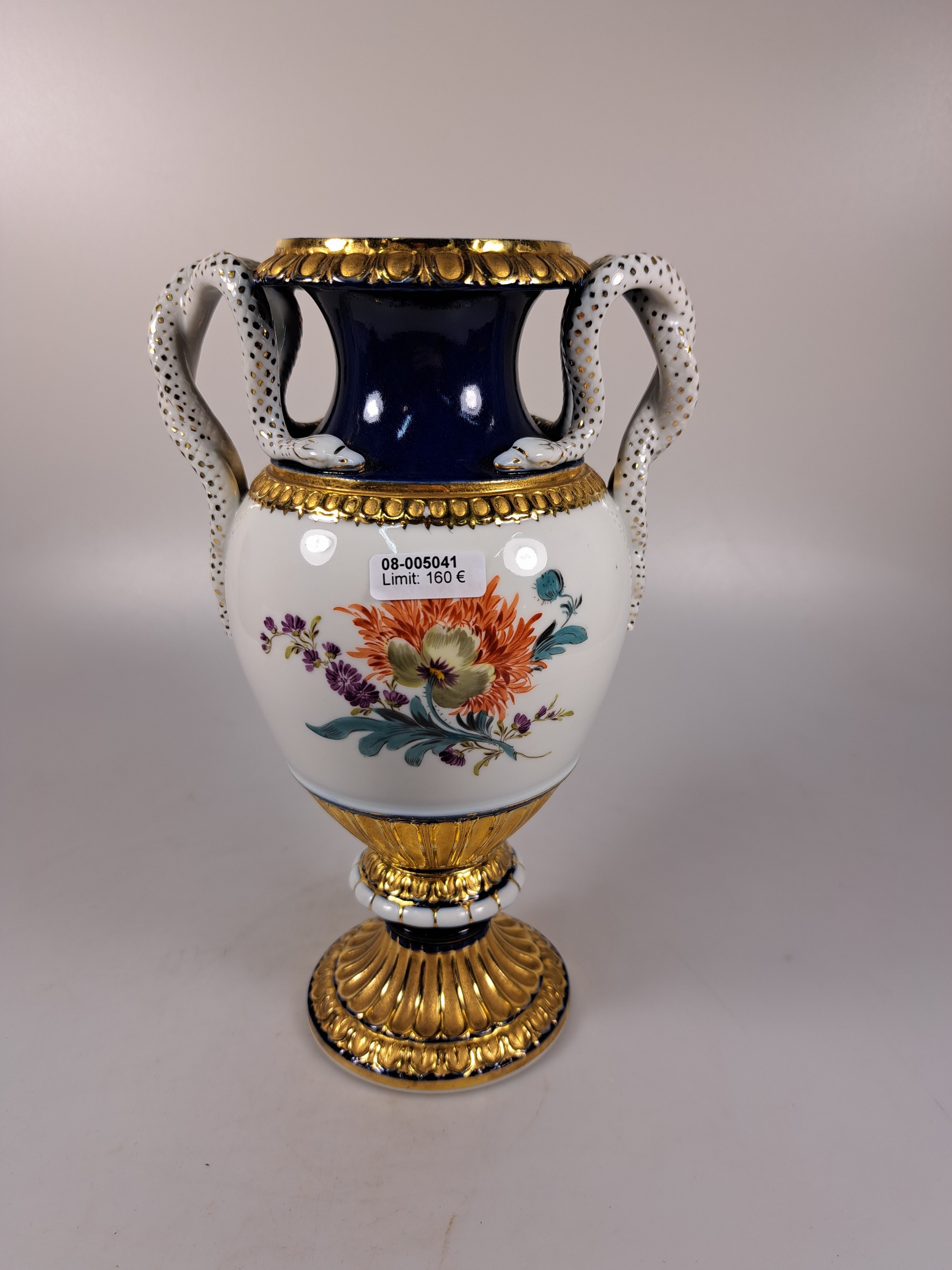 Detail a: Doppelhenkelvase, Meissen, um 1924-33, 2. Wahl, Porzellan, Entwurf Leuteritz, Henkel in Schlangenform, partiell kobaltblau glasiert, Goldstaffage, ...