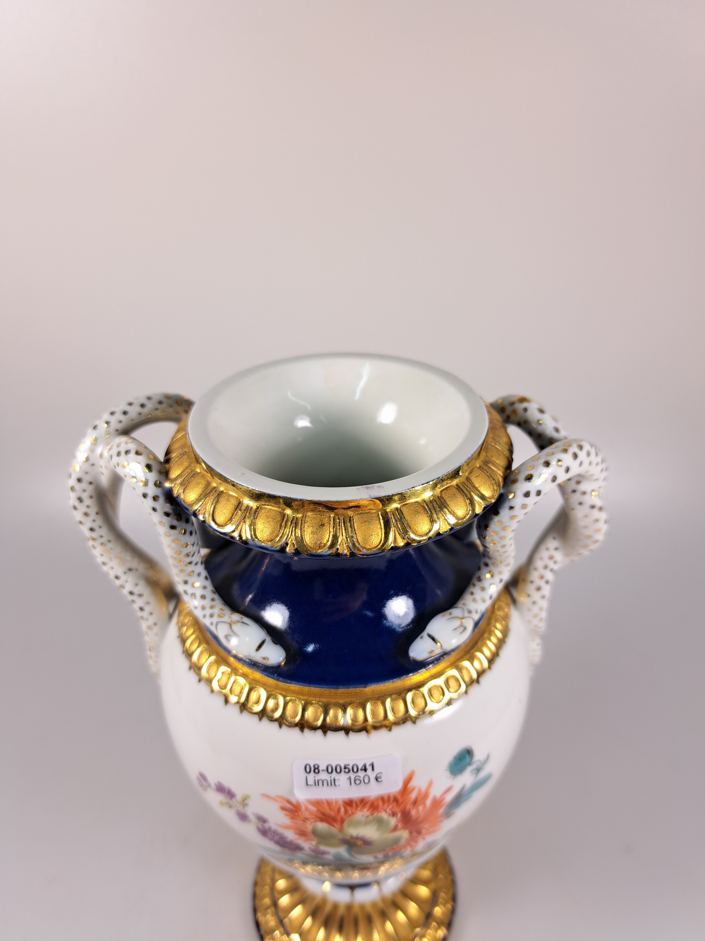 Detail b: Doppelhenkelvase, Meissen, um 1924-33, 2. Wahl, Porzellan, Entwurf Leuteritz, Henkel in Schlangenform, partiell kobaltblau glasiert, Goldstaffage, ...